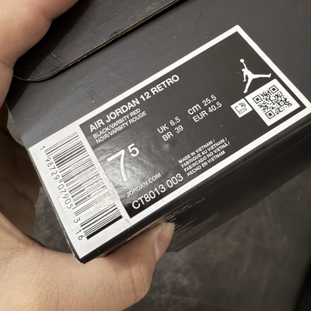 图片[12]-【TK至尊版】Air Jordan 12 Retro \”Bloodline\” 高帮 复刻血统 AJ12 乔丹12代 aj12 乔12 高邦 复刻黑红 乔丹篮球鞋系列 鞋身整体以黑色皮革打造搭配黑色荔枝纹框架覆盖层，鞋头处红色的Jumpman Logo点缀，在全黑主调下格外抢眼；鞋舌饰有黑色色调经典Jumpman Logo刺绣以及TWO3字样，与鞋侧金属红扣相呼应，细节方面非常用心；鞋身中部辅以红色挡泥板呈现，后跟鞋提黑色Jumpxman Logo和Jordfan字样搭配标志性红色23字样，彰显鞋款身份；辅以Air Zoom气垫和大面积碳板，提供了出色的缓震效果和稳定性。 货号：CT8013-003 尺码：40 40.5 41 42 42.5 43 44 44.5 45 46 47.5-莆田鞋