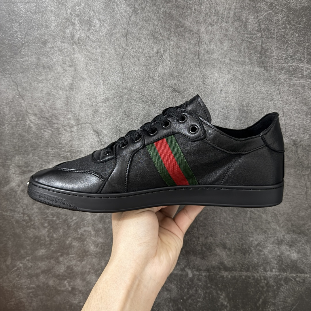 图片[2]-【莞顶HS纯原】古驰 / Gucci Stretch系列男女士 小羊皮革运动鞋 古驰滑板鞋 2026春夏系列全新上市。这款全新鞋履以轻盈柔软的灵动廓形焕新诠释品牌经典运动鞋，为La Famiglia系列增添亮眼新作。这款运动鞋甄选柔软弹力羊皮革打造，以手工处理的做旧效果赋予每款设计别致印记。 手工做旧效果柔软弹力羊皮革 无衬里 侧面织带细节 鞋尖饰互扣式双G金属细节；鞋舌配有羊皮革贴饰 橡胶鞋底 系带固定 平底 尺码：35-45-莆田鞋