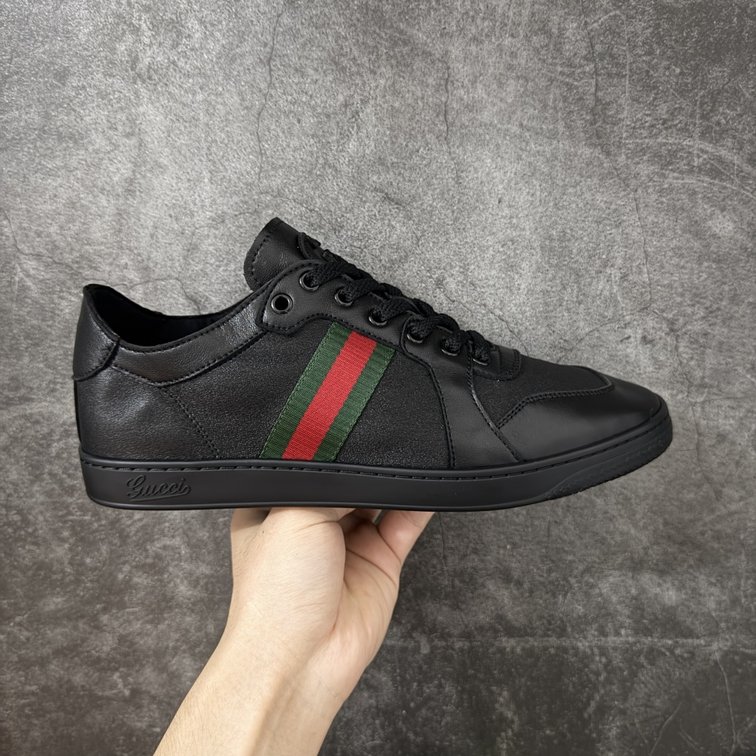 【莞顶HS纯原】古驰 / Gucci Stretch系列男女士 小羊皮革运动鞋 古驰滑板鞋 2026春夏系列全新上市。这款全新鞋履以轻盈柔软的灵动廓形焕新诠释品牌经典运动鞋，为La Famiglia系列增添亮眼新作。这款运动鞋甄选柔软弹力羊皮革打造，以手工处理的做旧效果赋予每款设计别致印记。 手工做旧效果柔软弹力羊皮革 无衬里 侧面织带细节 鞋尖饰互扣式双G金属细节；鞋舌配有羊皮革贴饰 橡胶鞋底 系带固定 平底 尺码：35-45-选品中心
