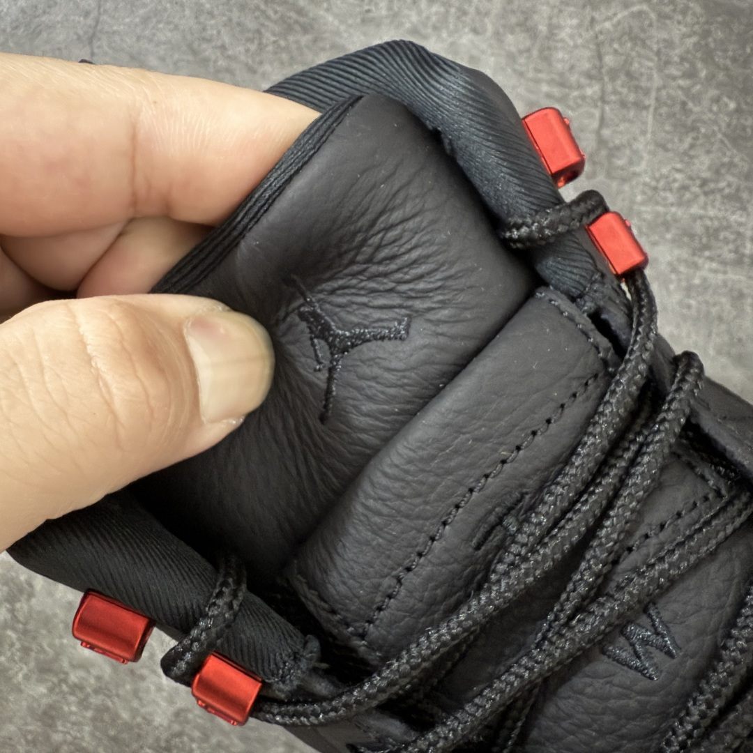 图片[7]-【TK至尊版】Air Jordan 12 Retro \”Bloodline\” 高帮 复刻血统 AJ12 乔丹12代 aj12 乔12 高邦 复刻黑红 乔丹篮球鞋系列 鞋身整体以黑色皮革打造搭配黑色荔枝纹框架覆盖层，鞋头处红色的Jumpman Logo点缀，在全黑主调下格外抢眼；鞋舌饰有黑色色调经典Jumpman Logo刺绣以及TWO3字样，与鞋侧金属红扣相呼应，细节方面非常用心；鞋身中部辅以红色挡泥板呈现，后跟鞋提黑色Jumpxman Logo和Jordfan字样搭配标志性红色23字样，彰显鞋款身份；辅以Air Zoom气垫和大面积碳板，提供了出色的缓震效果和稳定性。 货号：CT8013-003 尺码：40 40.5 41 42 42.5 43 44 44.5 45 46 47.5-莆田鞋