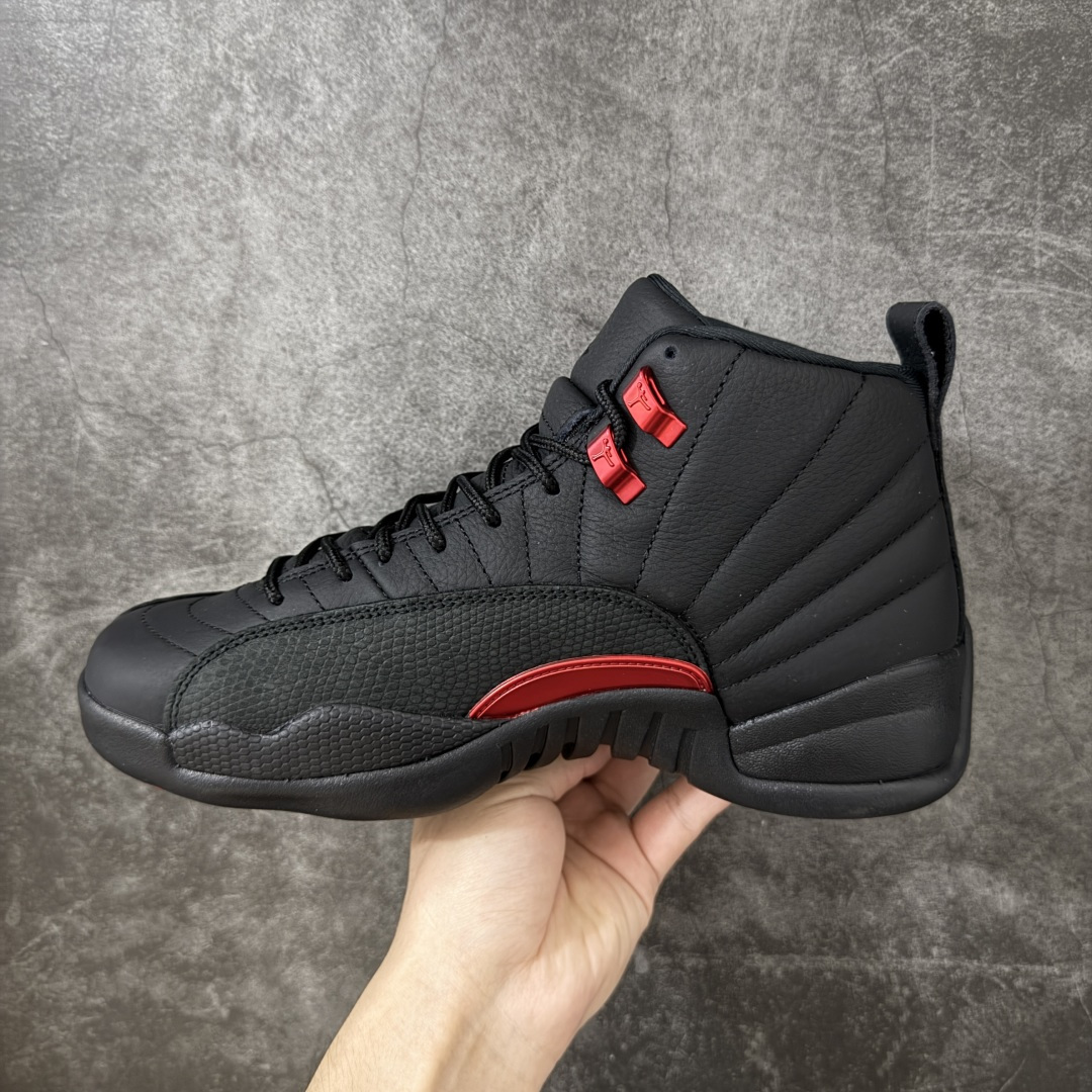 图片[2]-【TK至尊版】Air Jordan 12 Retro \”Bloodline\” 高帮 复刻血统 AJ12 乔丹12代 aj12 乔12 高邦 复刻黑红 乔丹篮球鞋系列 鞋身整体以黑色皮革打造搭配黑色荔枝纹框架覆盖层，鞋头处红色的Jumpman Logo点缀，在全黑主调下格外抢眼；鞋舌饰有黑色色调经典Jumpman Logo刺绣以及TWO3字样，与鞋侧金属红扣相呼应，细节方面非常用心；鞋身中部辅以红色挡泥板呈现，后跟鞋提黑色Jumpxman Logo和Jordfan字样搭配标志性红色23字样，彰显鞋款身份；辅以Air Zoom气垫和大面积碳板，提供了出色的缓震效果和稳定性。 货号：CT8013-003 尺码：40 40.5 41 42 42.5 43 44 44.5 45 46 47.5-莆田鞋