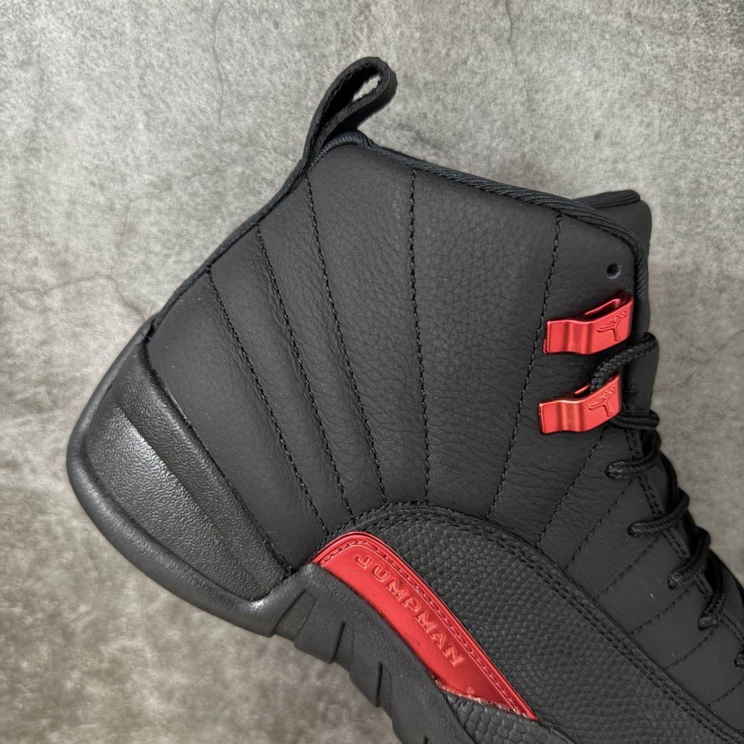 图片[7]-【TK至尊版】Air Jordan 12 Retro \”Bloodline\” 高帮 复刻血统 AJ12 乔丹12代 aj12 乔12 高邦 复刻黑红 乔丹篮球鞋系列 鞋身整体以黑色皮革打造搭配黑色荔枝纹框架覆盖层，鞋头处红色的Jumpman Logo点缀，在全黑主调下格外抢眼；鞋舌饰有黑色色调经典Jumpman Logo刺绣以及TWO3字样，与鞋侧金属红扣相呼应，细节方面非常用心；鞋身中部辅以红色挡泥板呈现，后跟鞋提黑色Jumpxman Logo和Jordfan字样搭配标志性红色23字样，彰显鞋款身份；辅以Air Zoom气垫和大面积碳板，提供了出色的缓震效果和稳定性。 货号：CT8013-003 尺码：40 40.5 41 42 42.5 43 44 44.5 45 46 47.5-莆田鞋