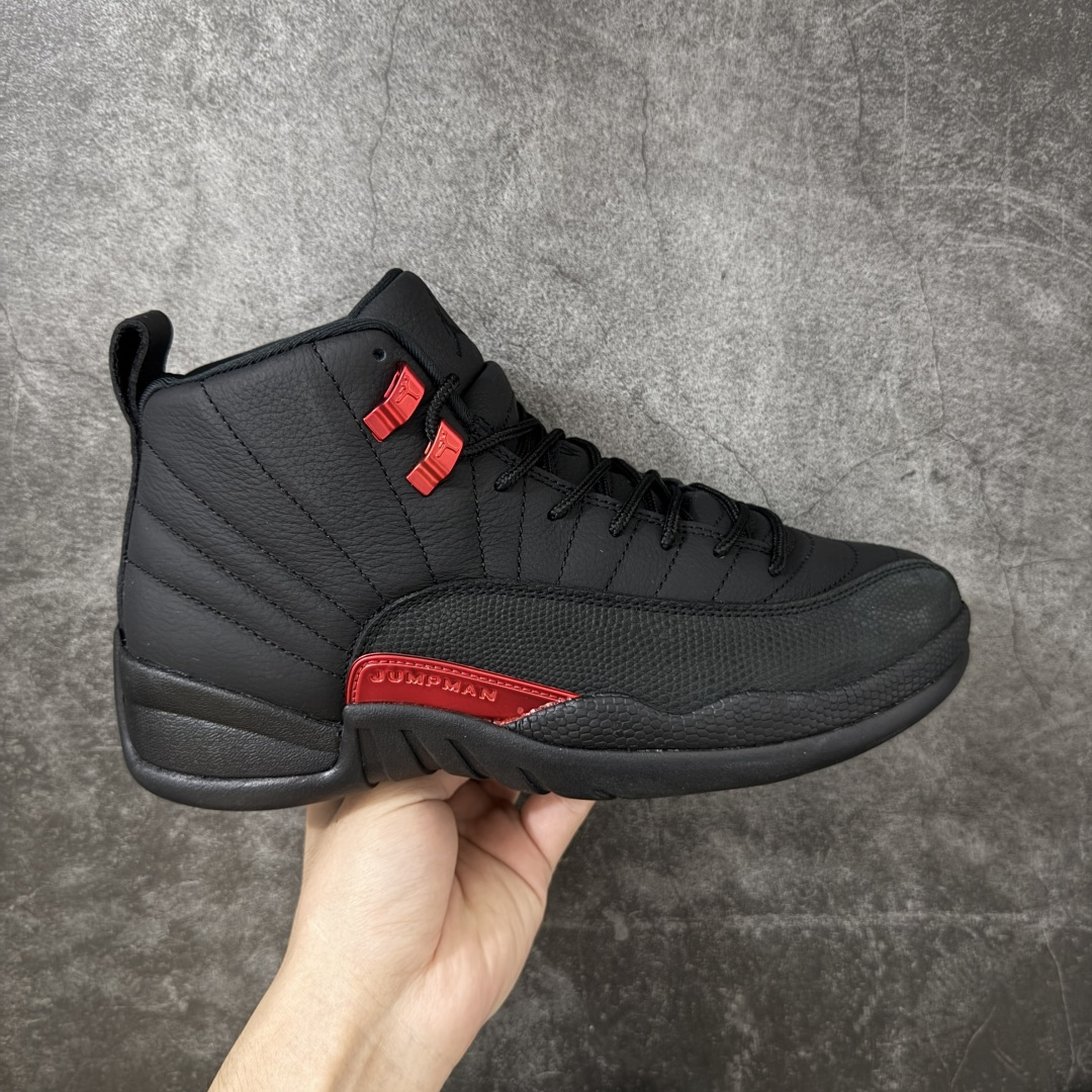 【TK至尊版】Air Jordan 12 Retro \”Bloodline\” 高帮 复刻血统 AJ12 乔丹12代 aj12 乔12 高邦 复刻黑红 乔丹篮球鞋系列 鞋身整体以黑色皮革打造搭配黑色荔枝纹框架覆盖层，鞋头处红色的Jumpman Logo点缀，在全黑主调下格外抢眼；鞋舌饰有黑色色调经典Jumpman Logo刺绣以及TWO3字样，与鞋侧金属红扣相呼应，细节方面非常用心；鞋身中部辅以红色挡泥板呈现，后跟鞋提黑色Jumpxman Logo和Jordfan字样搭配标志性红色23字样，彰显鞋款身份；辅以Air Zoom气垫和大面积碳板，提供了出色的缓震效果和稳定性。 货号：CT8013-003 尺码：40 40.5 41 42 42.5 43 44 44.5 45 46 47.5-莆田鞋