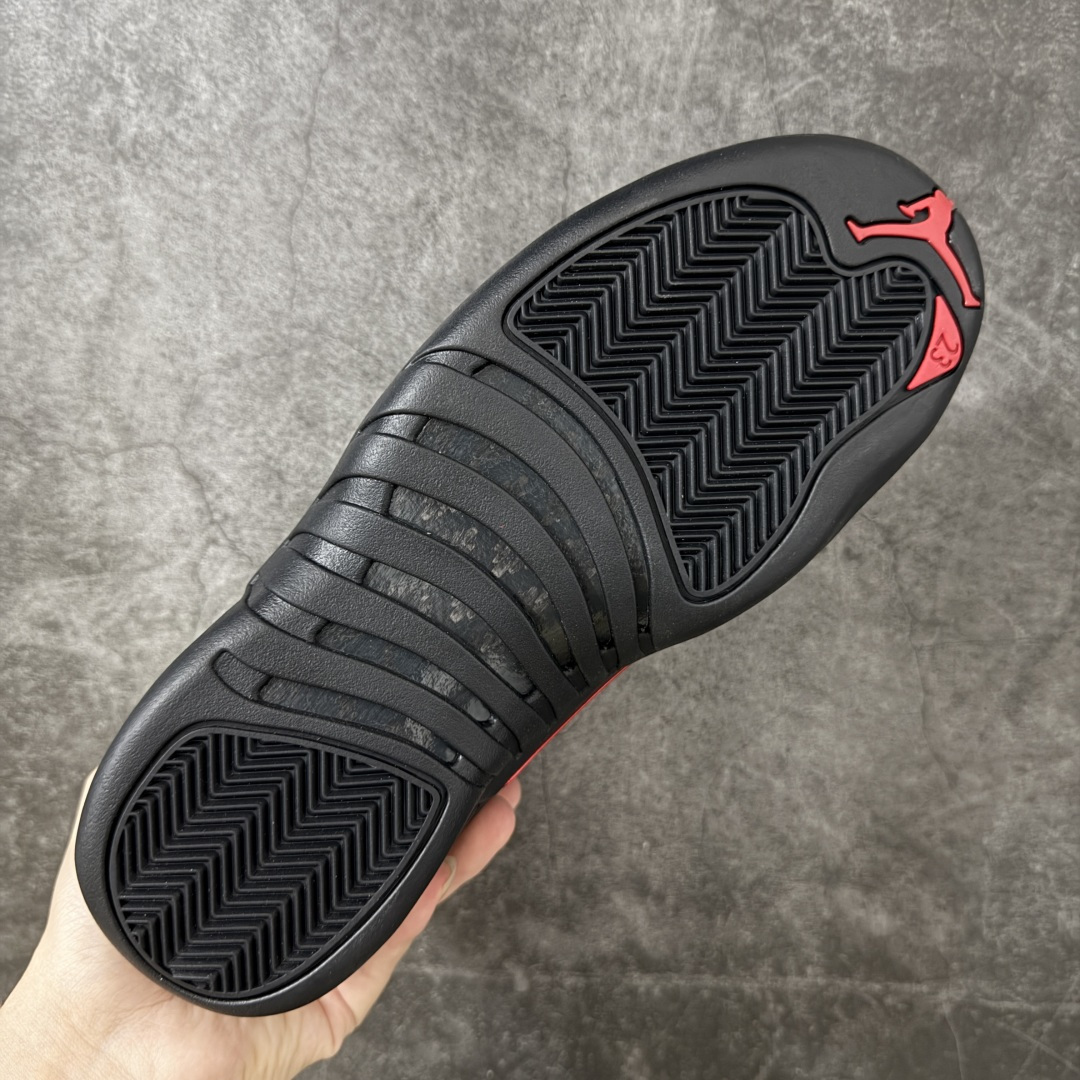 图片[9]-【TK至尊版】Air Jordan 12 Retro \”Bloodline\” 高帮 复刻血统 AJ12 乔丹12代 aj12 乔12 高邦 复刻黑红 乔丹篮球鞋系列 鞋身整体以黑色皮革打造搭配黑色荔枝纹框架覆盖层，鞋头处红色的Jumpman Logo点缀，在全黑主调下格外抢眼；鞋舌饰有黑色色调经典Jumpman Logo刺绣以及TWO3字样，与鞋侧金属红扣相呼应，细节方面非常用心；鞋身中部辅以红色挡泥板呈现，后跟鞋提黑色Jumpxman Logo和Jordfan字样搭配标志性红色23字样，彰显鞋款身份；辅以Air Zoom气垫和大面积碳板，提供了出色的缓震效果和稳定性。 货号：CT8013-003 尺码：40 40.5 41 42 42.5 43 44 44.5 45 46 47.5-莆田鞋
