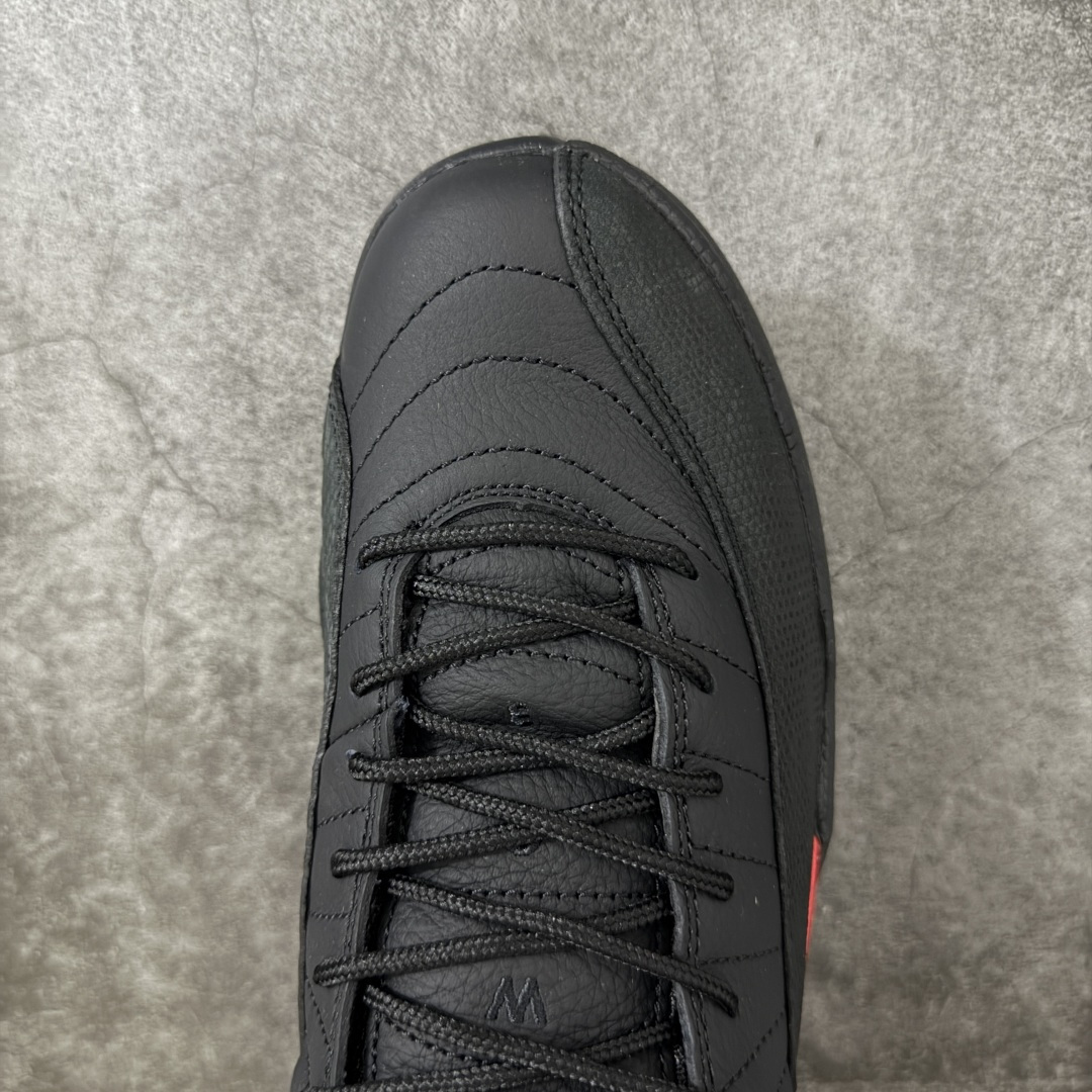 图片[5]-【TK至尊版】Air Jordan 12 Retro \”Bloodline\” 高帮 复刻血统 AJ12 乔丹12代 aj12 乔12 高邦 复刻黑红 乔丹篮球鞋系列 鞋身整体以黑色皮革打造搭配黑色荔枝纹框架覆盖层，鞋头处红色的Jumpman Logo点缀，在全黑主调下格外抢眼；鞋舌饰有黑色色调经典Jumpman Logo刺绣以及TWO3字样，与鞋侧金属红扣相呼应，细节方面非常用心；鞋身中部辅以红色挡泥板呈现，后跟鞋提黑色Jumpxman Logo和Jordfan字样搭配标志性红色23字样，彰显鞋款身份；辅以Air Zoom气垫和大面积碳板，提供了出色的缓震效果和稳定性。 货号：CT8013-003 尺码：40 40.5 41 42 42.5 43 44 44.5 45 46 47.5-莆田鞋