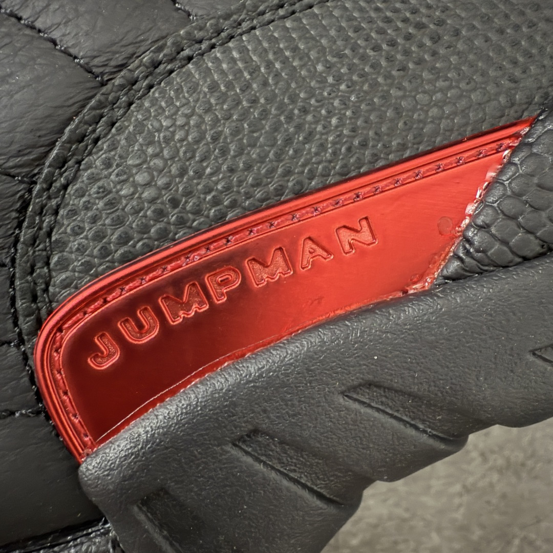 图片[5]-【TK至尊版】Air Jordan 12 Retro \”Bloodline\” 高帮 复刻血统 AJ12 乔丹12代 aj12 乔12 高邦 复刻黑红 乔丹篮球鞋系列 鞋身整体以黑色皮革打造搭配黑色荔枝纹框架覆盖层，鞋头处红色的Jumpman Logo点缀，在全黑主调下格外抢眼；鞋舌饰有黑色色调经典Jumpman Logo刺绣以及TWO3字样，与鞋侧金属红扣相呼应，细节方面非常用心；鞋身中部辅以红色挡泥板呈现，后跟鞋提黑色Jumpxman Logo和Jordfan字样搭配标志性红色23字样，彰显鞋款身份；辅以Air Zoom气垫和大面积碳板，提供了出色的缓震效果和稳定性。 货号：CT8013-003 尺码：40 40.5 41 42 42.5 43 44 44.5 45 46 47.5-莆田鞋