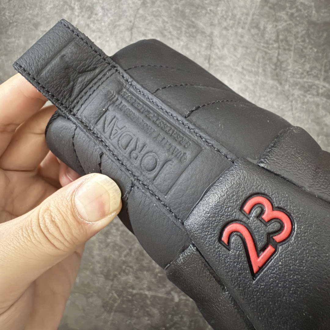 图片[2]-【TK至尊版】Air Jordan 12 Retro \”Bloodline\” 高帮 复刻血统 AJ12 乔丹12代 aj12 乔12 高邦 复刻黑红 乔丹篮球鞋系列 鞋身整体以黑色皮革打造搭配黑色荔枝纹框架覆盖层，鞋头处红色的Jumpman Logo点缀，在全黑主调下格外抢眼；鞋舌饰有黑色色调经典Jumpman Logo刺绣以及TWO3字样，与鞋侧金属红扣相呼应，细节方面非常用心；鞋身中部辅以红色挡泥板呈现，后跟鞋提黑色Jumpxman Logo和Jordfan字样搭配标志性红色23字样，彰显鞋款身份；辅以Air Zoom气垫和大面积碳板，提供了出色的缓震效果和稳定性。 货号：CT8013-003 尺码：40 40.5 41 42 42.5 43 44 44.5 45 46 47.5-莆田鞋