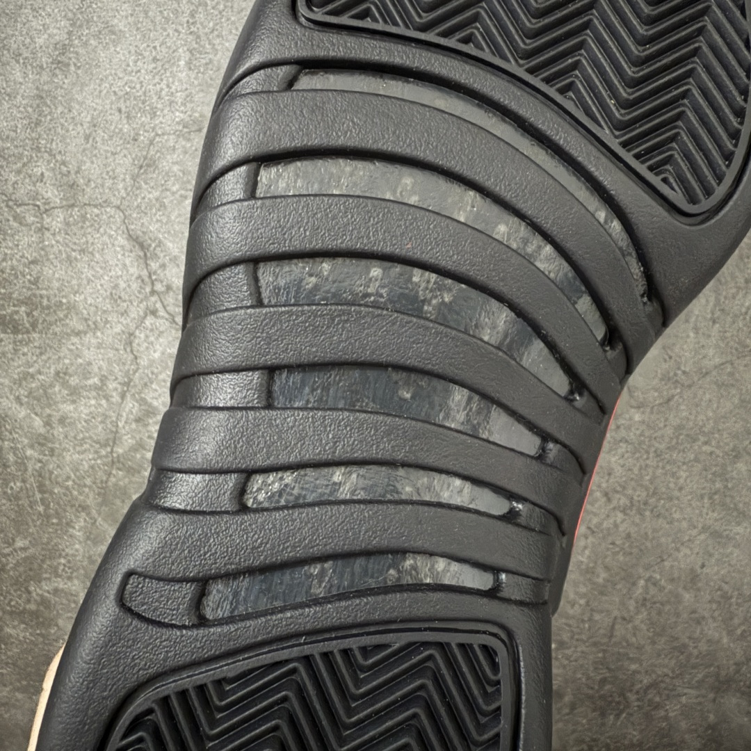 图片[10]-【TK至尊版】Air Jordan 12 Retro \”Bloodline\” 高帮 复刻血统 AJ12 乔丹12代 aj12 乔12 高邦 复刻黑红 乔丹篮球鞋系列 鞋身整体以黑色皮革打造搭配黑色荔枝纹框架覆盖层，鞋头处红色的Jumpman Logo点缀，在全黑主调下格外抢眼；鞋舌饰有黑色色调经典Jumpman Logo刺绣以及TWO3字样，与鞋侧金属红扣相呼应，细节方面非常用心；鞋身中部辅以红色挡泥板呈现，后跟鞋提黑色Jumpxman Logo和Jordfan字样搭配标志性红色23字样，彰显鞋款身份；辅以Air Zoom气垫和大面积碳板，提供了出色的缓震效果和稳定性。 货号：CT8013-003 尺码：40 40.5 41 42 42.5 43 44 44.5 45 46 47.5-莆田鞋