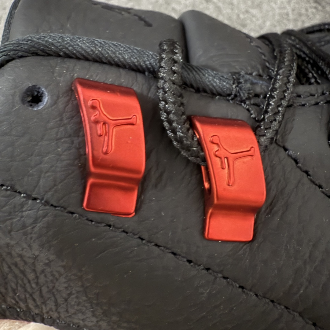 图片[4]-【TK至尊版】Air Jordan 12 Retro \”Bloodline\” 高帮 复刻血统 AJ12 乔丹12代 aj12 乔12 高邦 复刻黑红 乔丹篮球鞋系列 鞋身整体以黑色皮革打造搭配黑色荔枝纹框架覆盖层，鞋头处红色的Jumpman Logo点缀，在全黑主调下格外抢眼；鞋舌饰有黑色色调经典Jumpman Logo刺绣以及TWO3字样，与鞋侧金属红扣相呼应，细节方面非常用心；鞋身中部辅以红色挡泥板呈现，后跟鞋提黑色Jumpxman Logo和Jordfan字样搭配标志性红色23字样，彰显鞋款身份；辅以Air Zoom气垫和大面积碳板，提供了出色的缓震效果和稳定性。 货号：CT8013-003 尺码：40 40.5 41 42 42.5 43 44 44.5 45 46 47.5-莆田鞋