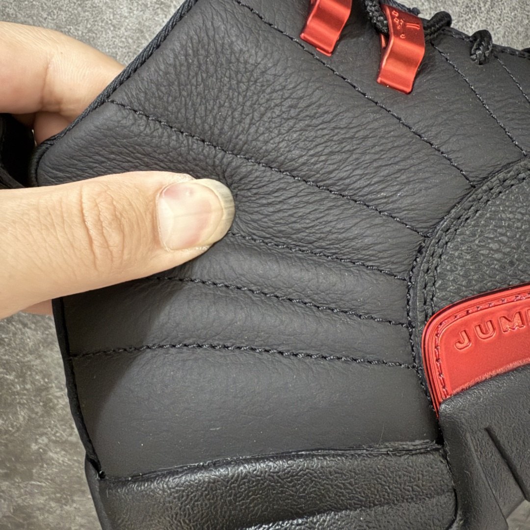 图片[3]-【TK至尊版】Air Jordan 12 Retro \”Bloodline\” 高帮 复刻血统 AJ12 乔丹12代 aj12 乔12 高邦 复刻黑红 乔丹篮球鞋系列 鞋身整体以黑色皮革打造搭配黑色荔枝纹框架覆盖层，鞋头处红色的Jumpman Logo点缀，在全黑主调下格外抢眼；鞋舌饰有黑色色调经典Jumpman Logo刺绣以及TWO3字样，与鞋侧金属红扣相呼应，细节方面非常用心；鞋身中部辅以红色挡泥板呈现，后跟鞋提黑色Jumpxman Logo和Jordfan字样搭配标志性红色23字样，彰显鞋款身份；辅以Air Zoom气垫和大面积碳板，提供了出色的缓震效果和稳定性。 货号：CT8013-003 尺码：40 40.5 41 42 42.5 43 44 44.5 45 46 47.5-莆田鞋