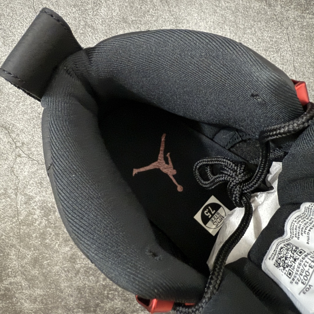 图片[8]-【TK至尊版】Air Jordan 12 Retro \”Bloodline\” 高帮 复刻血统 AJ12 乔丹12代 aj12 乔12 高邦 复刻黑红 乔丹篮球鞋系列 鞋身整体以黑色皮革打造搭配黑色荔枝纹框架覆盖层，鞋头处红色的Jumpman Logo点缀，在全黑主调下格外抢眼；鞋舌饰有黑色色调经典Jumpman Logo刺绣以及TWO3字样，与鞋侧金属红扣相呼应，细节方面非常用心；鞋身中部辅以红色挡泥板呈现，后跟鞋提黑色Jumpxman Logo和Jordfan字样搭配标志性红色23字样，彰显鞋款身份；辅以Air Zoom气垫和大面积碳板，提供了出色的缓震效果和稳定性。 货号：CT8013-003 尺码：40 40.5 41 42 42.5 43 44 44.5 45 46 47.5-莆田鞋