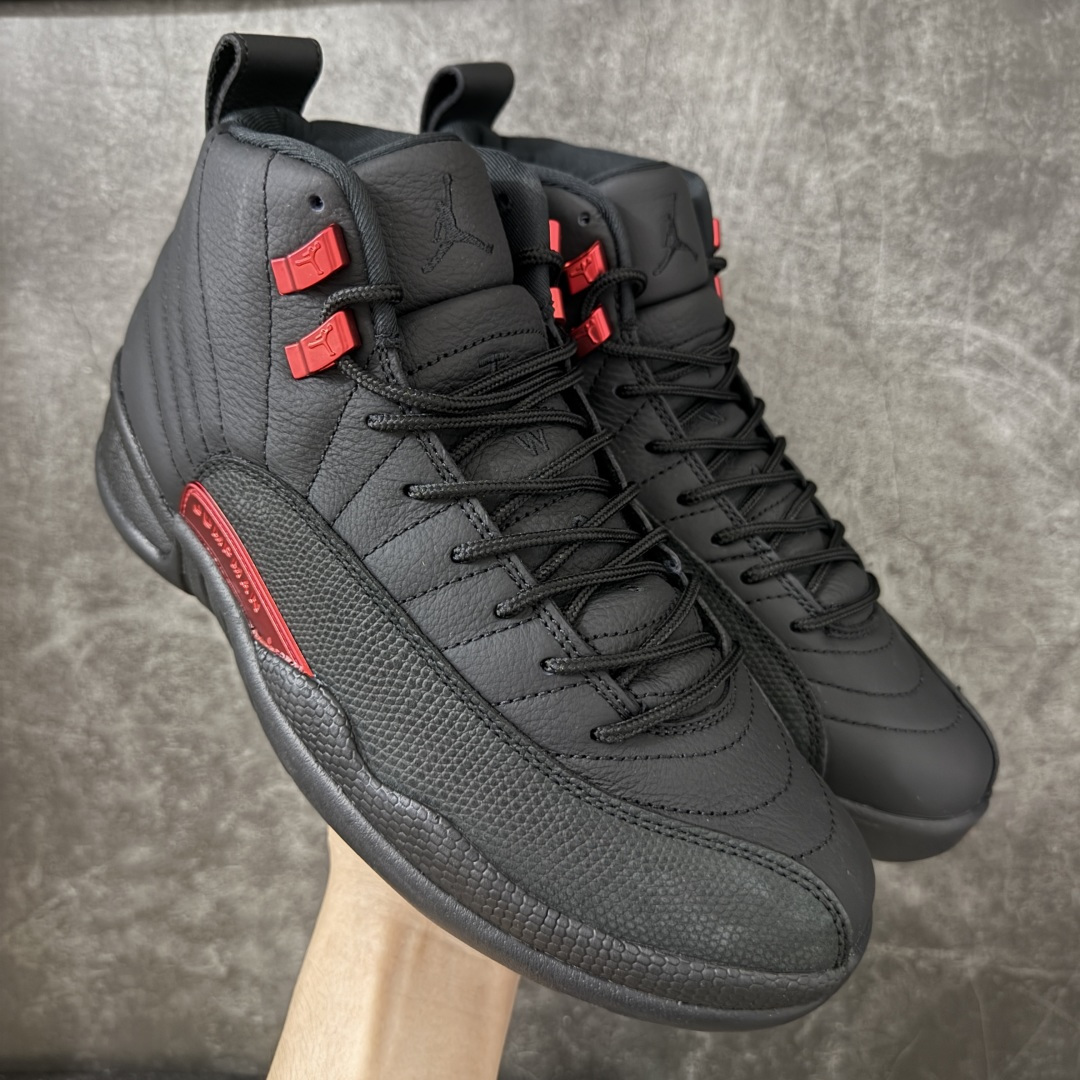 【TK至尊版】Air Jordan 12 Retro \”Bloodline\” 高帮 复刻血统 AJ12 乔丹12代 aj12 乔12 高邦 复刻黑红 乔丹篮球鞋系列 鞋身整体以黑色皮革打造搭配黑色荔枝纹框架覆盖层，鞋头处红色的Jumpman Logo点缀，在全黑主调下格外抢眼；鞋舌饰有黑色色调经典Jumpman Logo刺绣以及TWO3字样，与鞋侧金属红扣相呼应，细节方面非常用心；鞋身中部辅以红色挡泥板呈现，后跟鞋提黑色Jumpxman Logo和Jordfan字样搭配标志性红色23字样，彰显鞋款身份；辅以Air Zoom气垫和大面积碳板，提供了出色的缓震效果和稳定性。 货号：CT8013-003 尺码：40 40.5 41 42 42.5 43 44 44.5 45 46 47.5-莆田鞋
