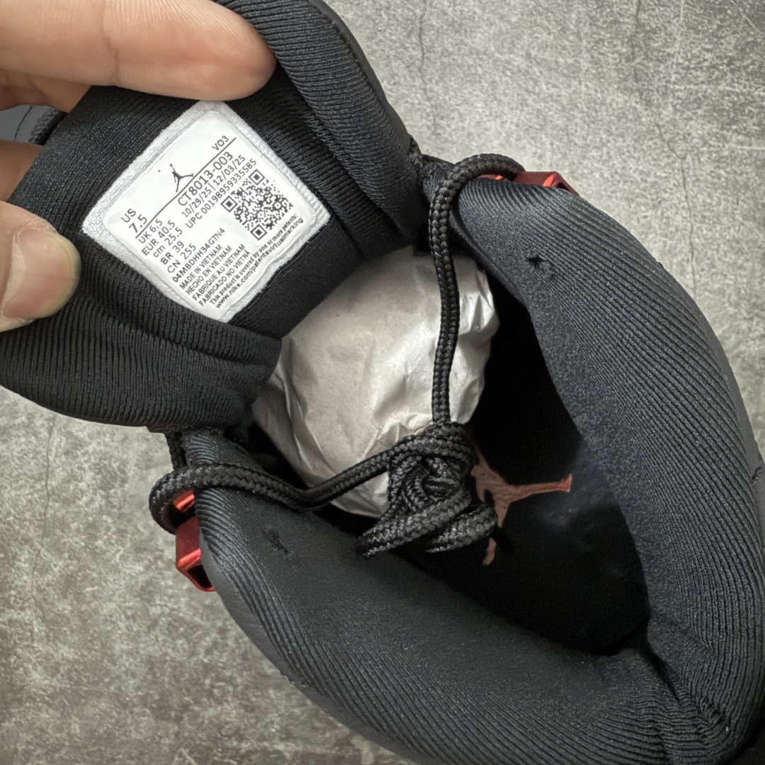 图片[11]-【TK至尊版】Air Jordan 12 Retro \”Bloodline\” 高帮 复刻血统 AJ12 乔丹12代 aj12 乔12 高邦 复刻黑红 乔丹篮球鞋系列 鞋身整体以黑色皮革打造搭配黑色荔枝纹框架覆盖层，鞋头处红色的Jumpman Logo点缀，在全黑主调下格外抢眼；鞋舌饰有黑色色调经典Jumpman Logo刺绣以及TWO3字样，与鞋侧金属红扣相呼应，细节方面非常用心；鞋身中部辅以红色挡泥板呈现，后跟鞋提黑色Jumpxman Logo和Jordfan字样搭配标志性红色23字样，彰显鞋款身份；辅以Air Zoom气垫和大面积碳板，提供了出色的缓震效果和稳定性。 货号：CT8013-003 尺码：40 40.5 41 42 42.5 43 44 44.5 45 46 47.5-莆田鞋
