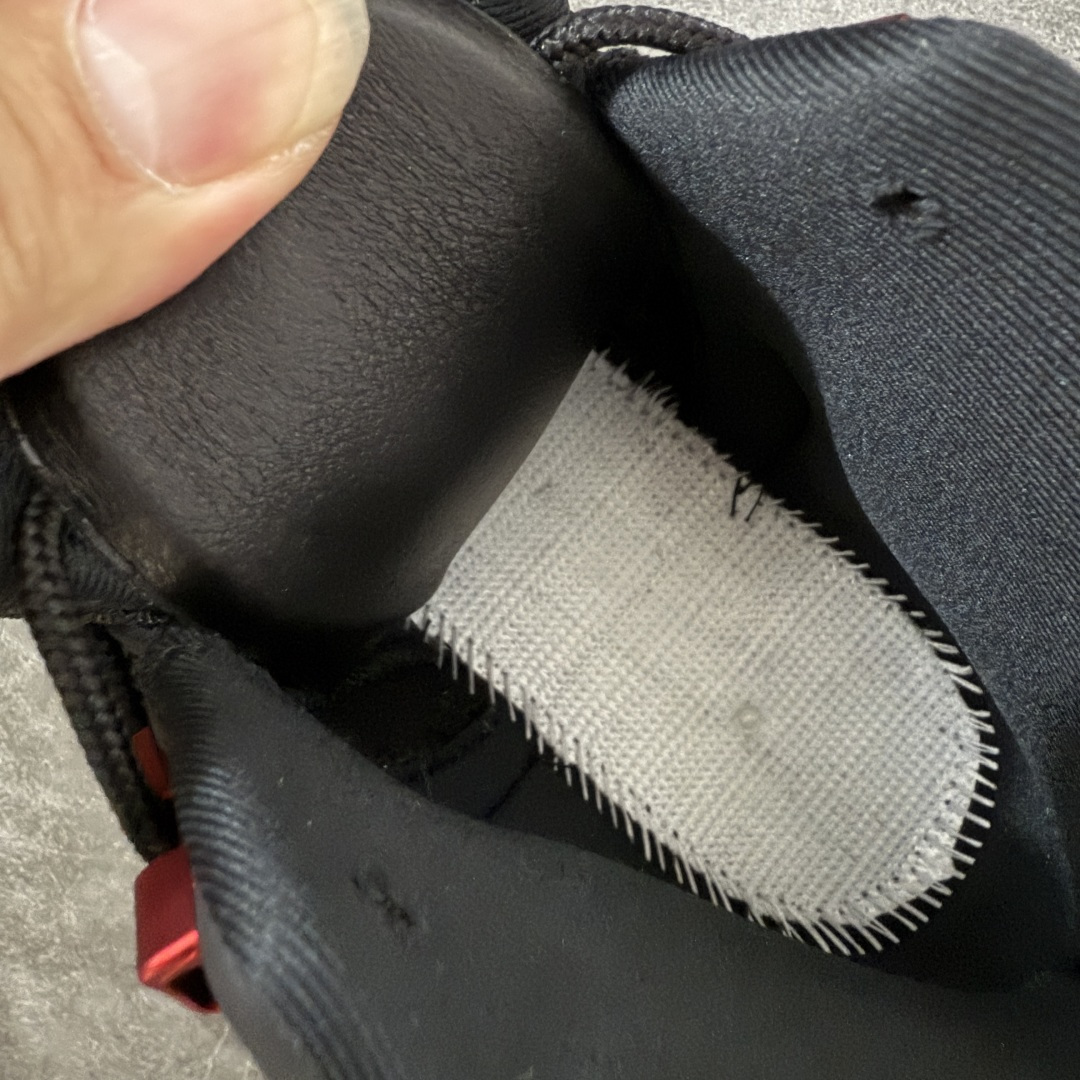 图片[9]-【TK至尊版】Air Jordan 12 Retro \”Bloodline\” 高帮 复刻血统 AJ12 乔丹12代 aj12 乔12 高邦 复刻黑红 乔丹篮球鞋系列 鞋身整体以黑色皮革打造搭配黑色荔枝纹框架覆盖层，鞋头处红色的Jumpman Logo点缀，在全黑主调下格外抢眼；鞋舌饰有黑色色调经典Jumpman Logo刺绣以及TWO3字样，与鞋侧金属红扣相呼应，细节方面非常用心；鞋身中部辅以红色挡泥板呈现，后跟鞋提黑色Jumpxman Logo和Jordfan字样搭配标志性红色23字样，彰显鞋款身份；辅以Air Zoom气垫和大面积碳板，提供了出色的缓震效果和稳定性。 货号：CT8013-003 尺码：40 40.5 41 42 42.5 43 44 44.5 45 46 47.5-莆田鞋