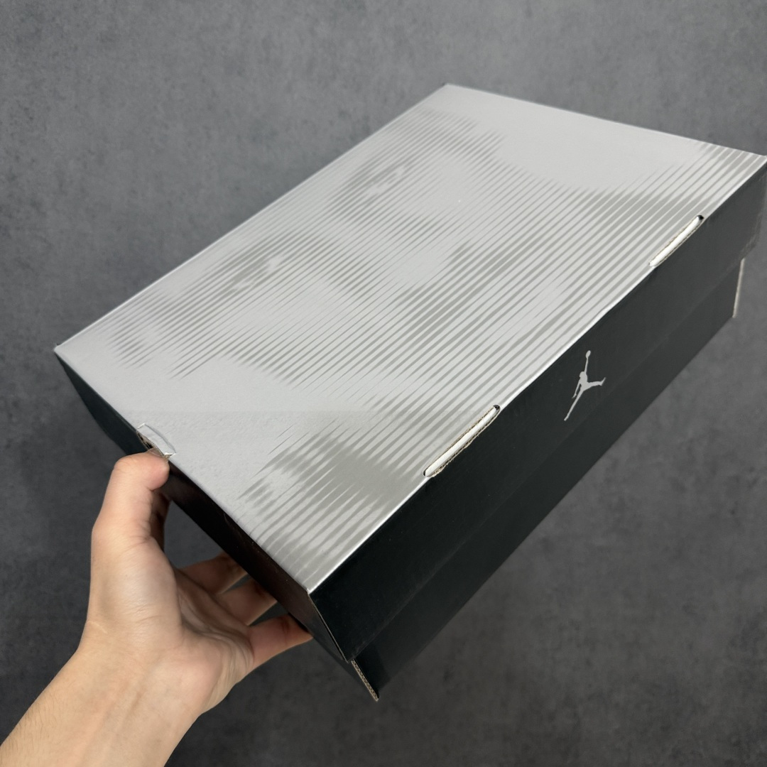 图片[13]-【TK至尊版】Air Jordan 12 Retro \”Bloodline\” 高帮 复刻血统 AJ12 乔丹12代 aj12 乔12 高邦 复刻黑红 乔丹篮球鞋系列 鞋身整体以黑色皮革打造搭配黑色荔枝纹框架覆盖层，鞋头处红色的Jumpman Logo点缀，在全黑主调下格外抢眼；鞋舌饰有黑色色调经典Jumpman Logo刺绣以及TWO3字样，与鞋侧金属红扣相呼应，细节方面非常用心；鞋身中部辅以红色挡泥板呈现，后跟鞋提黑色Jumpxman Logo和Jordfan字样搭配标志性红色23字样，彰显鞋款身份；辅以Air Zoom气垫和大面积碳板，提供了出色的缓震效果和稳定性。 货号：CT8013-003 尺码：40 40.5 41 42 42.5 43 44 44.5 45 46 47.5-莆田鞋