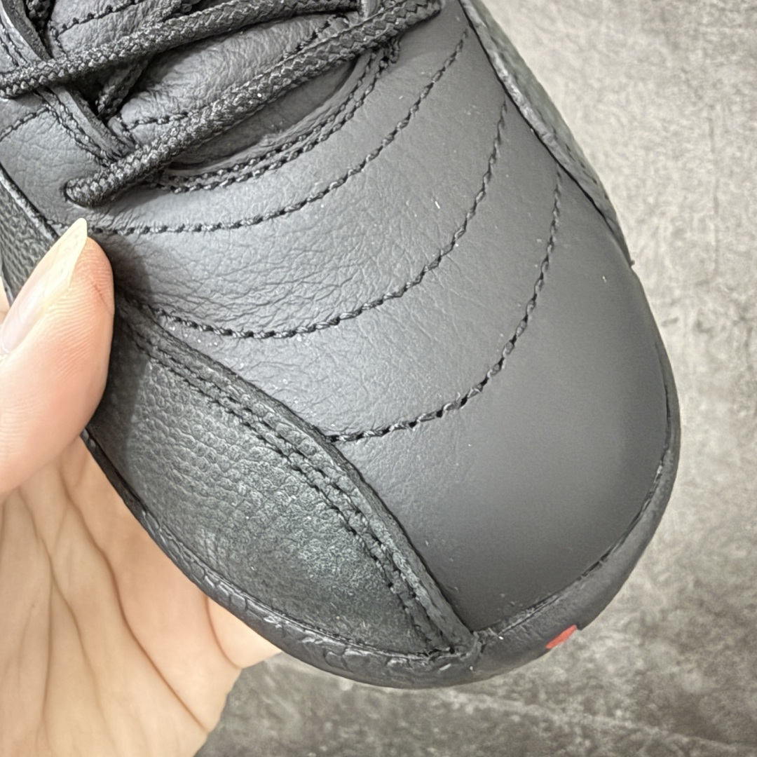 图片[6]-【TK至尊版】Air Jordan 12 Retro \”Bloodline\” 高帮 复刻血统 AJ12 乔丹12代 aj12 乔12 高邦 复刻黑红 乔丹篮球鞋系列 鞋身整体以黑色皮革打造搭配黑色荔枝纹框架覆盖层，鞋头处红色的Jumpman Logo点缀，在全黑主调下格外抢眼；鞋舌饰有黑色色调经典Jumpman Logo刺绣以及TWO3字样，与鞋侧金属红扣相呼应，细节方面非常用心；鞋身中部辅以红色挡泥板呈现，后跟鞋提黑色Jumpxman Logo和Jordfan字样搭配标志性红色23字样，彰显鞋款身份；辅以Air Zoom气垫和大面积碳板，提供了出色的缓震效果和稳定性。 货号：CT8013-003 尺码：40 40.5 41 42 42.5 43 44 44.5 45 46 47.5-莆田鞋