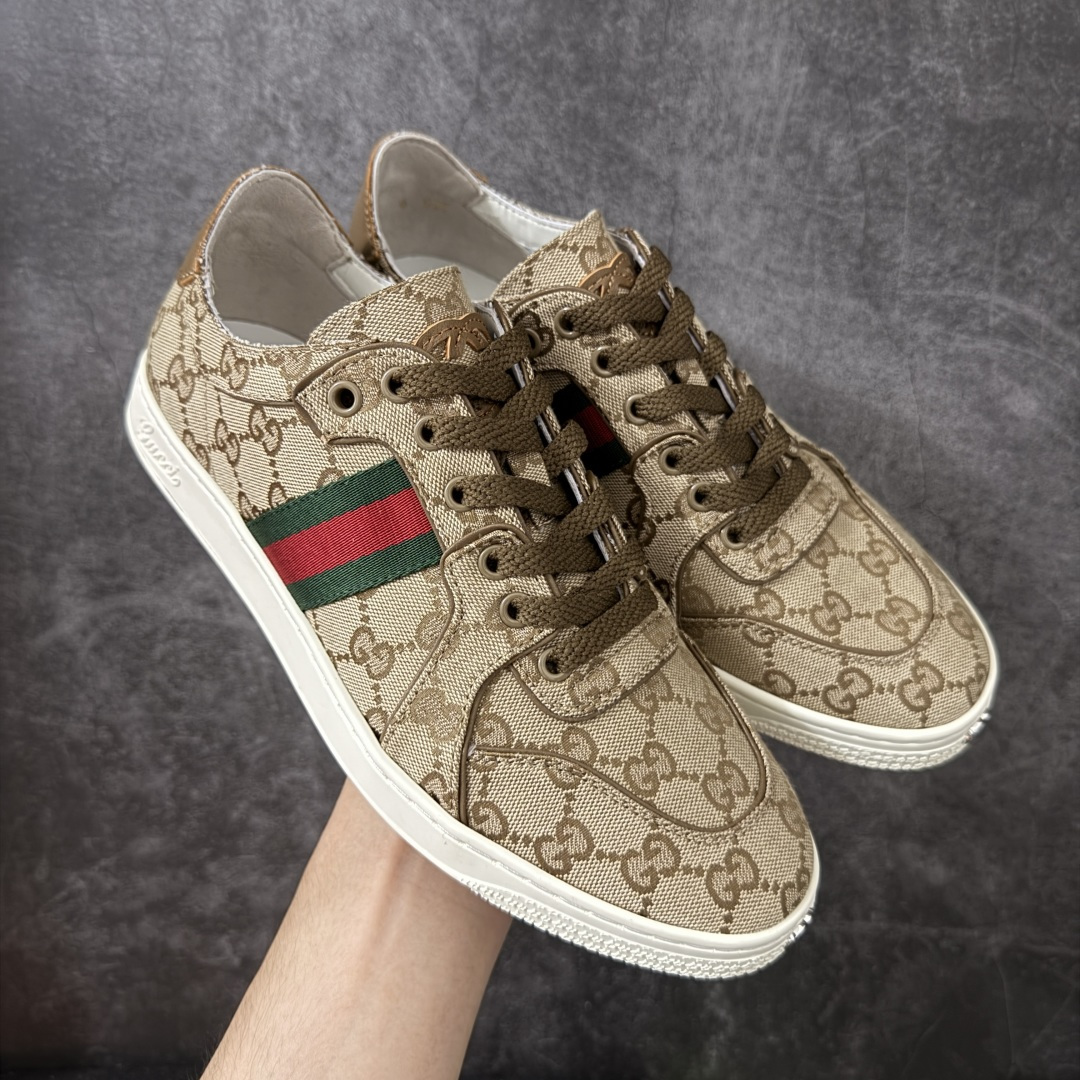 图片[4]-【莞顶HS纯原】古驰 / Gucci Stretch系列男女士 小羊皮革运动鞋 古驰滑板鞋 2026春夏系列全新上市。这款全新鞋履以轻盈柔软的灵动廓形焕新诠释品牌经典运动鞋，为La Famiglia系列增添亮眼新作。这款运动鞋甄选柔软弹力羊皮革打造，以手工处理的做旧效果赋予每款设计别致印记。 手工做旧效果柔软弹力羊皮革 无衬里 侧面织带细节 鞋尖饰互扣式双G金属细节；鞋舌配有羊皮革贴饰 橡胶鞋底 系带固定 平底 尺码：35-45-选品中心