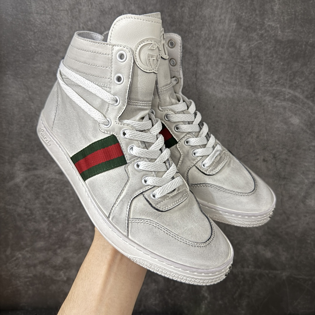 【莞顶HS纯原】古驰 / Gucci Stretch系列男女士 小羊皮革运动鞋 古驰滑板鞋 2026春夏系列全新上市。这款全新鞋履以轻盈柔软的灵动廓形焕新诠释品牌经典运动鞋，为La Famiglia系列增添亮眼新作。这款运动鞋甄选柔软弹力羊皮革打造，以手工处理的做旧效果赋予每款设计别致印记。 手工做旧效果柔软弹力羊皮革 无衬里 侧面织带细节 鞋尖饰互扣式双G金属细节；鞋舌配有羊皮革贴饰 橡胶鞋底 系带固定 平底 尺码：35-45-选品中心