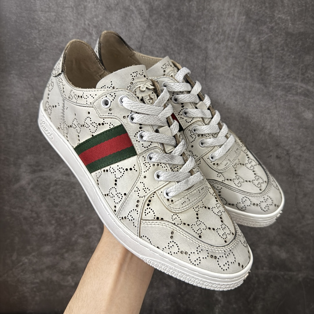 图片[3]-【莞顶HS纯原】古驰 / Gucci Stretch系列男女士 小羊皮革运动鞋 古驰滑板鞋 2026春夏系列全新上市。这款全新鞋履以轻盈柔软的灵动廓形焕新诠释品牌经典运动鞋，为La Famiglia系列增添亮眼新作。这款运动鞋甄选柔软弹力羊皮革打造，以手工处理的做旧效果赋予每款设计别致印记。 手工做旧效果柔软弹力羊皮革 无衬里 侧面织带细节 鞋尖饰互扣式双G金属细节；鞋舌配有羊皮革贴饰 橡胶鞋底 系带固定 平底 尺码：35-45-选品中心