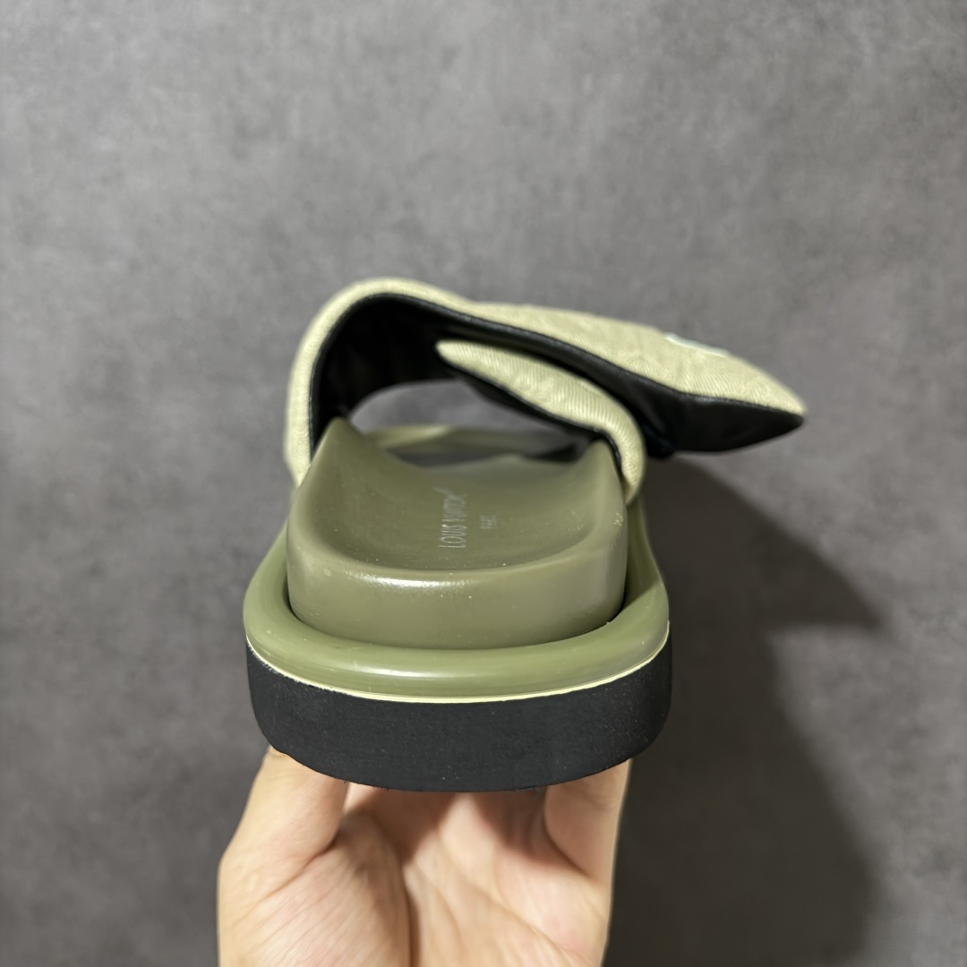 图片[4]-【纯原版】Louis Vuitton 路易威登 Pool Pillow Flat Comfort Mule LV凉拖 广东大厂出品 原楦原档案数据开发 正确工艺细节 原盒包装 区分低价 鞋面采用 Monogram 提花帆布，内里是皮革材质，鞋底为轻量化发泡材质，兼顾了舒适和耐用，超宽的 Monogram 老花魔术贴鞋面，搭配厚实的软垫和厚底，脚感像踩在枕头一样软，所以被大家俗称为 “枕头拖”。 尺码：35-44-莆田鞋
