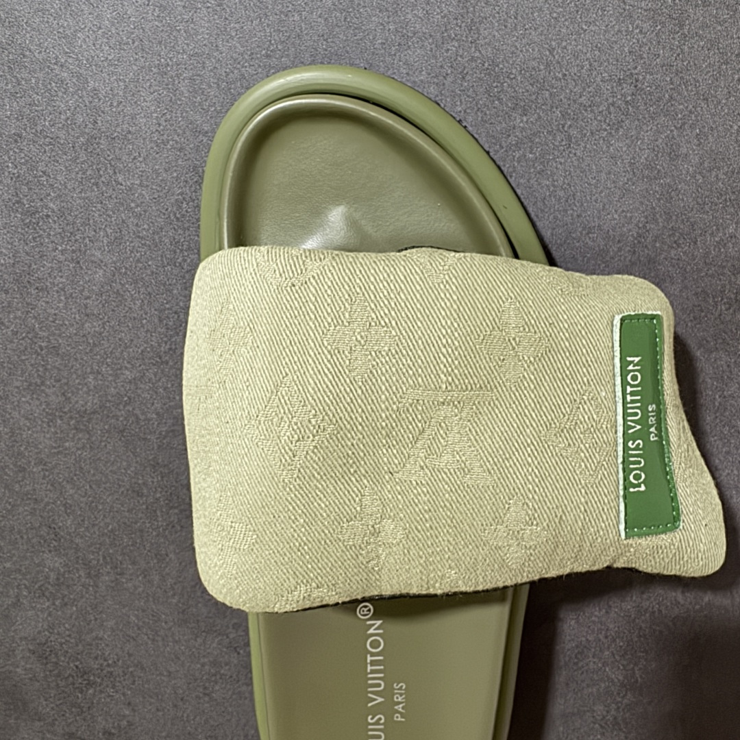 图片[5]-【纯原版】Louis Vuitton 路易威登 Pool Pillow Flat Comfort Mule LV凉拖 广东大厂出品 原楦原档案数据开发 正确工艺细节 原盒包装 区分低价 鞋面采用 Monogram 提花帆布，内里是皮革材质，鞋底为轻量化发泡材质，兼顾了舒适和耐用，超宽的 Monogram 老花魔术贴鞋面，搭配厚实的软垫和厚底，脚感像踩在枕头一样软，所以被大家俗称为 “枕头拖”。 尺码：35-44-莆田鞋
