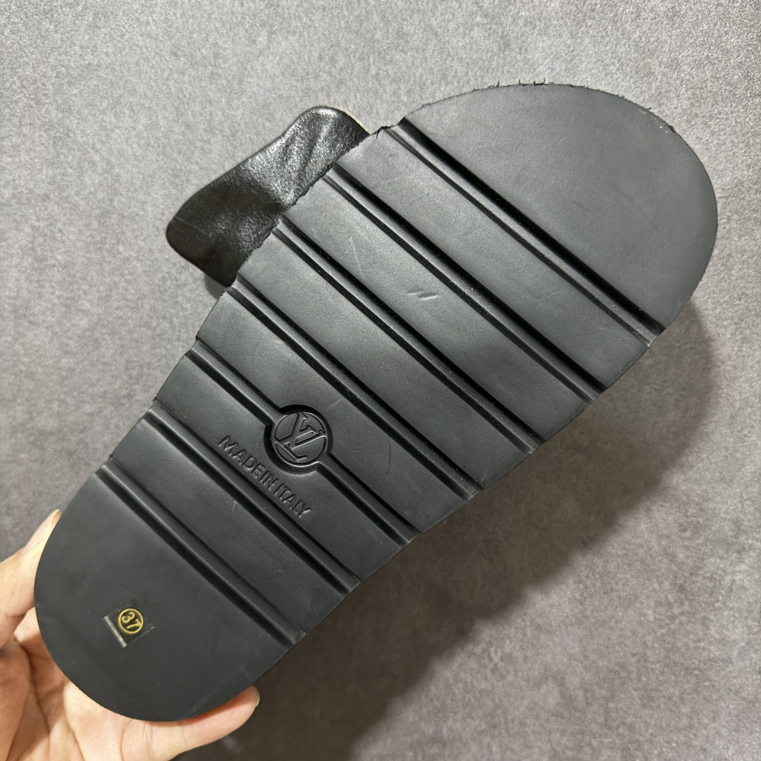 图片[9]-【纯原版】Louis Vuitton 路易威登 Pool Pillow Flat Comfort Mule LV凉拖 广东大厂出品 原楦原档案数据开发 正确工艺细节 原盒包装 区分低价 鞋面采用 Monogram 提花帆布，内里是皮革材质，鞋底为轻量化发泡材质，兼顾了舒适和耐用，超宽的 Monogram 老花魔术贴鞋面，搭配厚实的软垫和厚底，脚感像踩在枕头一样软，所以被大家俗称为 “枕头拖”。 尺码：35-44-莆田鞋