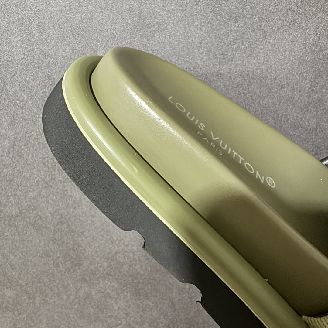 图片[7]-【纯原版】Louis Vuitton 路易威登 Pool Pillow Flat Comfort Mule LV凉拖 广东大厂出品 原楦原档案数据开发 正确工艺细节 原盒包装 区分低价 鞋面采用 Monogram 提花帆布，内里是皮革材质，鞋底为轻量化发泡材质，兼顾了舒适和耐用，超宽的 Monogram 老花魔术贴鞋面，搭配厚实的软垫和厚底，脚感像踩在枕头一样软，所以被大家俗称为 “枕头拖”。 尺码：35-44-莆田鞋