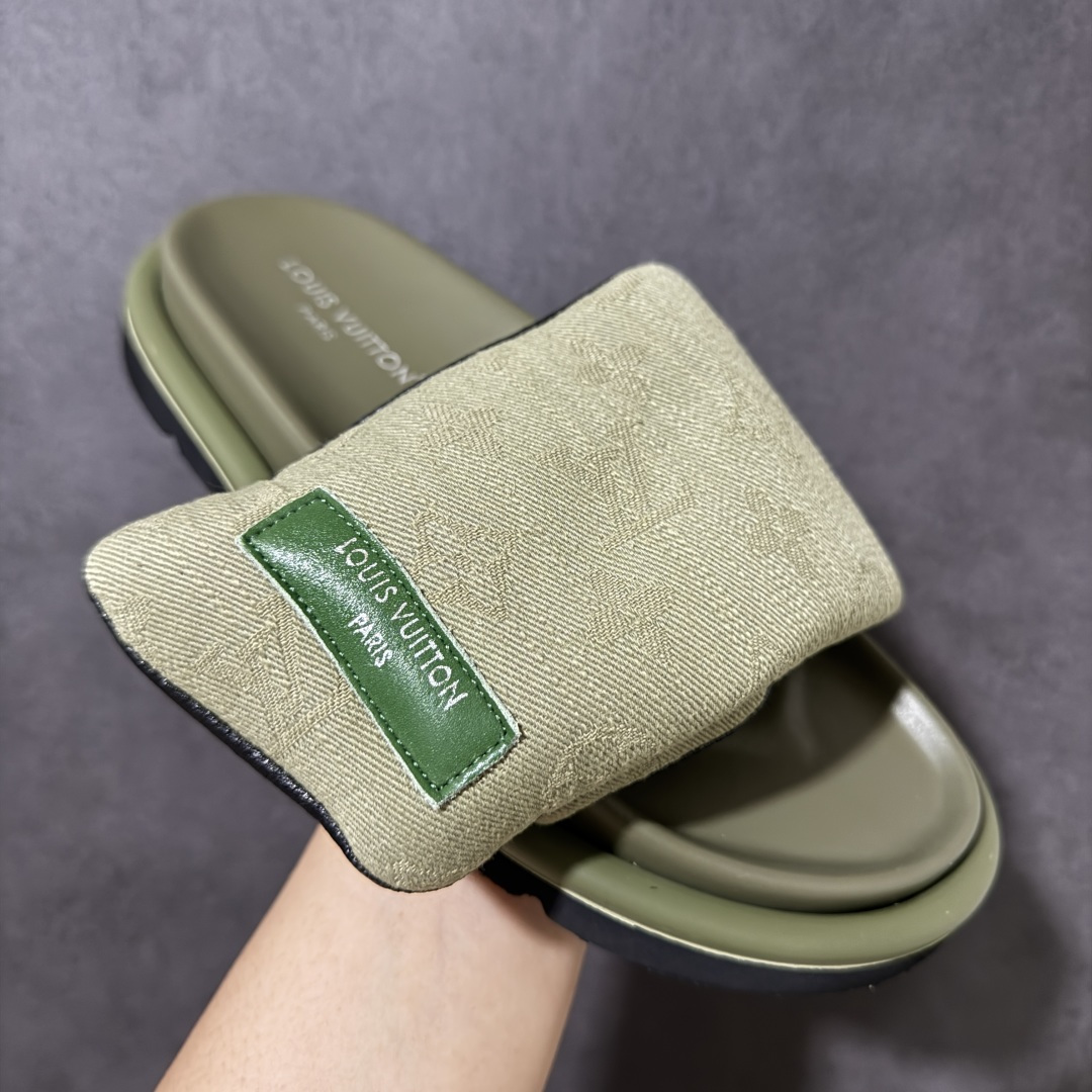 图片[3]-【纯原版】Louis Vuitton 路易威登 Pool Pillow Flat Comfort Mule LV凉拖 广东大厂出品 原楦原档案数据开发 正确工艺细节 原盒包装 区分低价 鞋面采用 Monogram 提花帆布，内里是皮革材质，鞋底为轻量化发泡材质，兼顾了舒适和耐用，超宽的 Monogram 老花魔术贴鞋面，搭配厚实的软垫和厚底，脚感像踩在枕头一样软，所以被大家俗称为 “枕头拖”。 尺码：35-44-莆田鞋