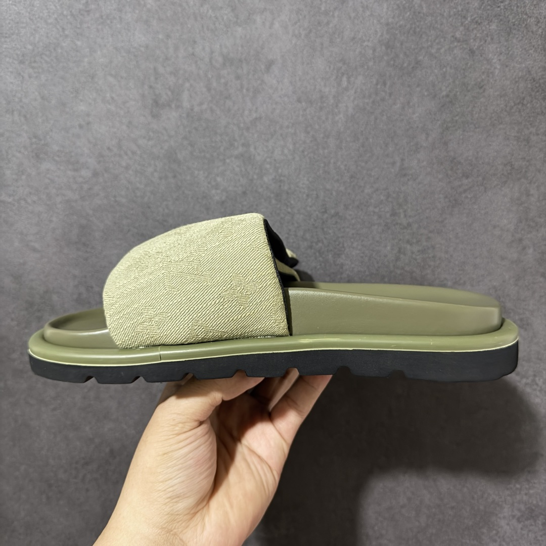 图片[2]-【纯原版】Louis Vuitton 路易威登 Pool Pillow Flat Comfort Mule LV凉拖 广东大厂出品 原楦原档案数据开发 正确工艺细节 原盒包装 区分低价 鞋面采用 Monogram 提花帆布，内里是皮革材质，鞋底为轻量化发泡材质，兼顾了舒适和耐用，超宽的 Monogram 老花魔术贴鞋面，搭配厚实的软垫和厚底，脚感像踩在枕头一样软，所以被大家俗称为 “枕头拖”。 尺码：35-44-莆田鞋