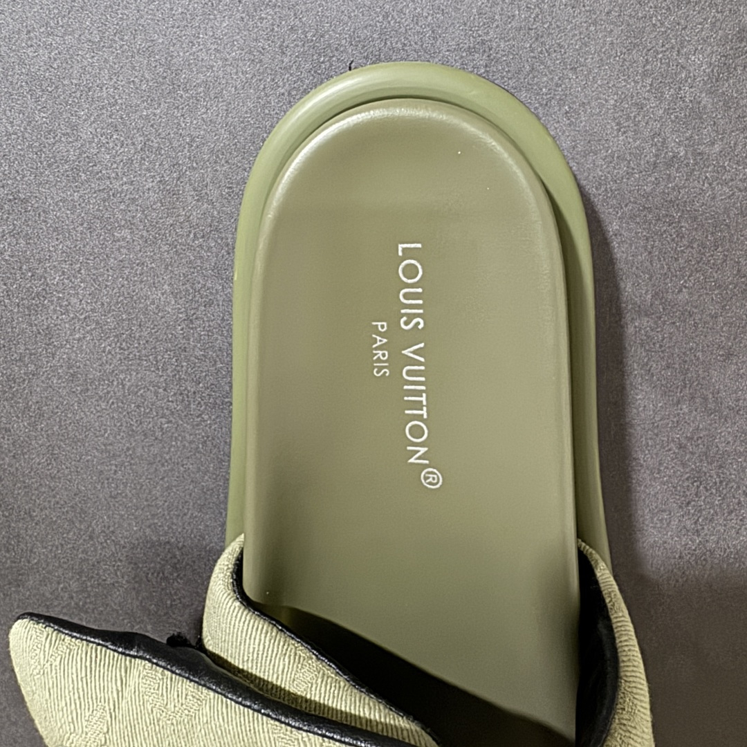 图片[6]-【纯原版】Louis Vuitton 路易威登 Pool Pillow Flat Comfort Mule LV凉拖 广东大厂出品 原楦原档案数据开发 正确工艺细节 原盒包装 区分低价 鞋面采用 Monogram 提花帆布，内里是皮革材质，鞋底为轻量化发泡材质，兼顾了舒适和耐用，超宽的 Monogram 老花魔术贴鞋面，搭配厚实的软垫和厚底，脚感像踩在枕头一样软，所以被大家俗称为 “枕头拖”。 尺码：35-44-莆田鞋