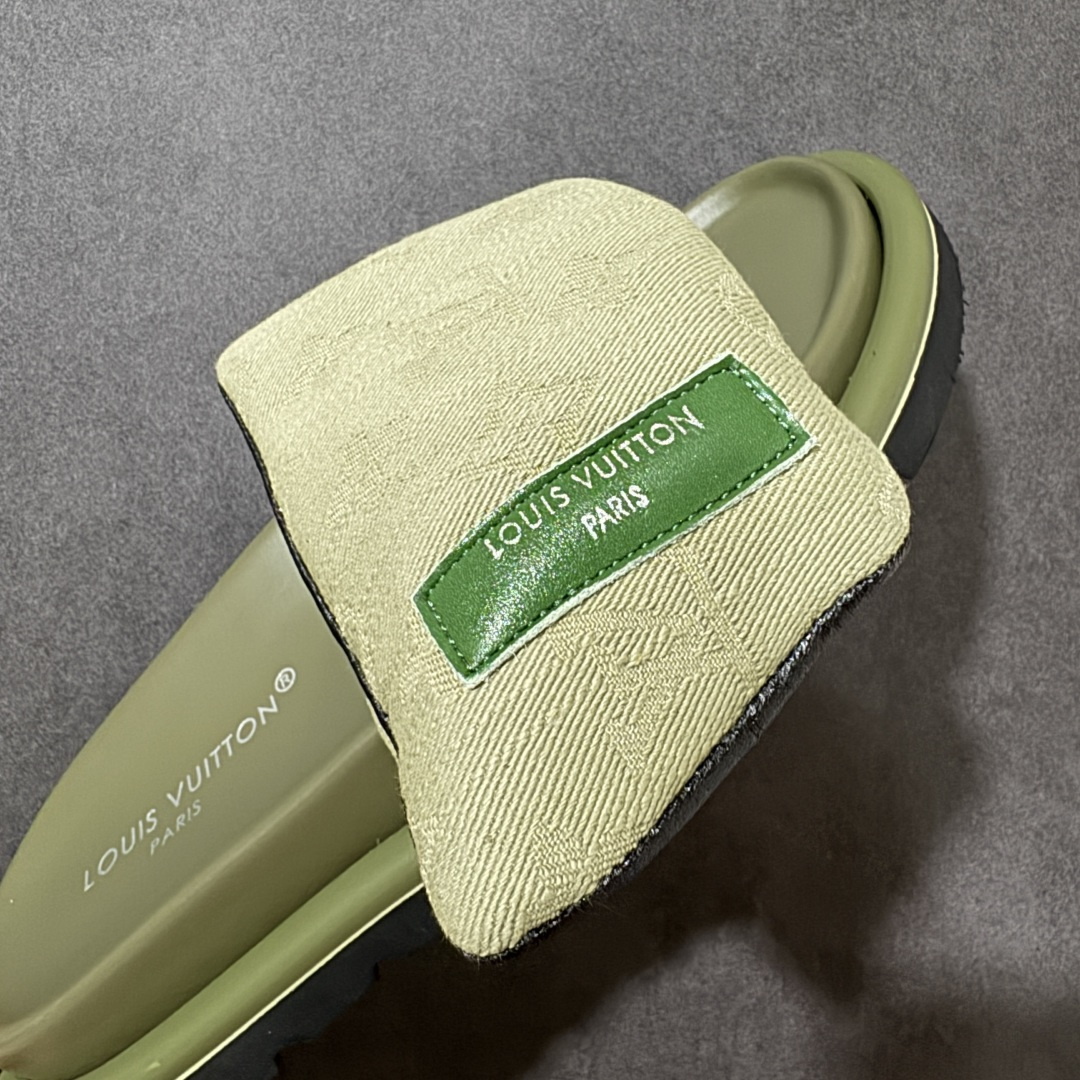 图片[8]-【纯原版】Louis Vuitton 路易威登 Pool Pillow Flat Comfort Mule LV凉拖 广东大厂出品 原楦原档案数据开发 正确工艺细节 原盒包装 区分低价 鞋面采用 Monogram 提花帆布，内里是皮革材质，鞋底为轻量化发泡材质，兼顾了舒适和耐用，超宽的 Monogram 老花魔术贴鞋面，搭配厚实的软垫和厚底，脚感像踩在枕头一样软，所以被大家俗称为 “枕头拖”。 尺码：35-44-莆田鞋