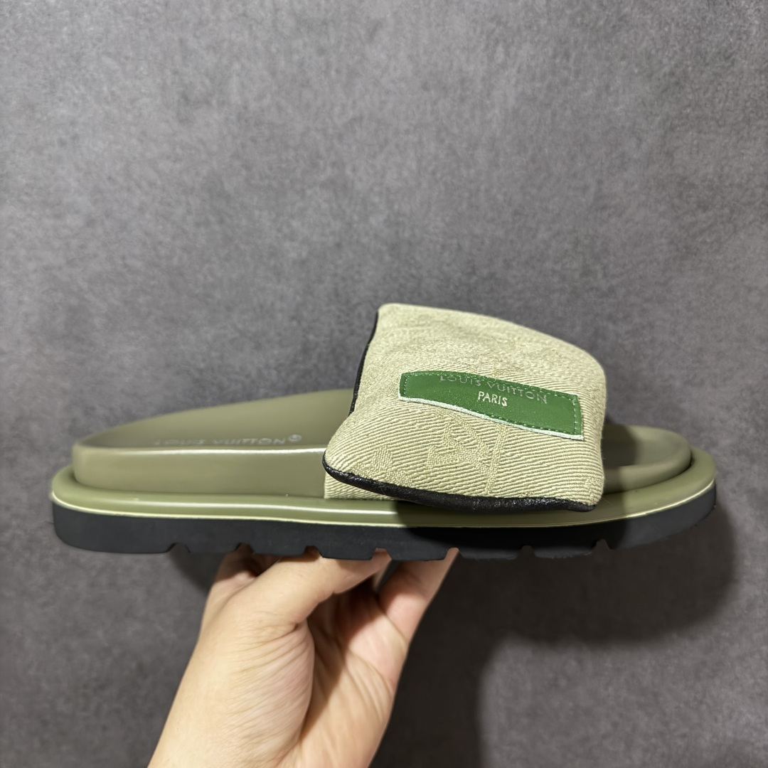 【纯原版】Louis Vuitton 路易威登 Pool Pillow Flat Comfort Mule LV凉拖 广东大厂出品 原楦原档案数据开发 正确工艺细节 原盒包装 区分低价 鞋面采用 Monogram 提花帆布，内里是皮革材质，鞋底为轻量化发泡材质，兼顾了舒适和耐用，超宽的 Monogram 老花魔术贴鞋面，搭配厚实的软垫和厚底，脚感像踩在枕头一样软，所以被大家俗称为 “枕头拖”。 尺码：35-44-莆田鞋