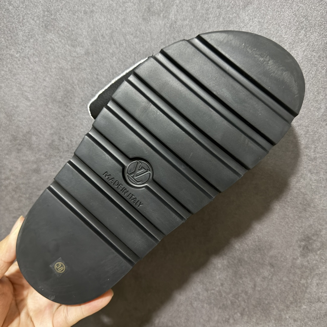图片[9]-【纯原版】Louis Vuitton 路易威登 Pool Pillow Flat Comfort Mule LV凉拖 广东大厂出品 原楦原档案数据开发 正确工艺细节 原盒包装 区分低价 鞋面采用 Monogram 提花帆布，内里是皮革材质，鞋底为轻量化发泡材质，兼顾了舒适和耐用，超宽的 Monogram 老花魔术贴鞋面，搭配厚实的软垫和厚底，脚感像踩在枕头一样软，所以被大家俗称为 “枕头拖”。 尺码：35-44-莆田鞋