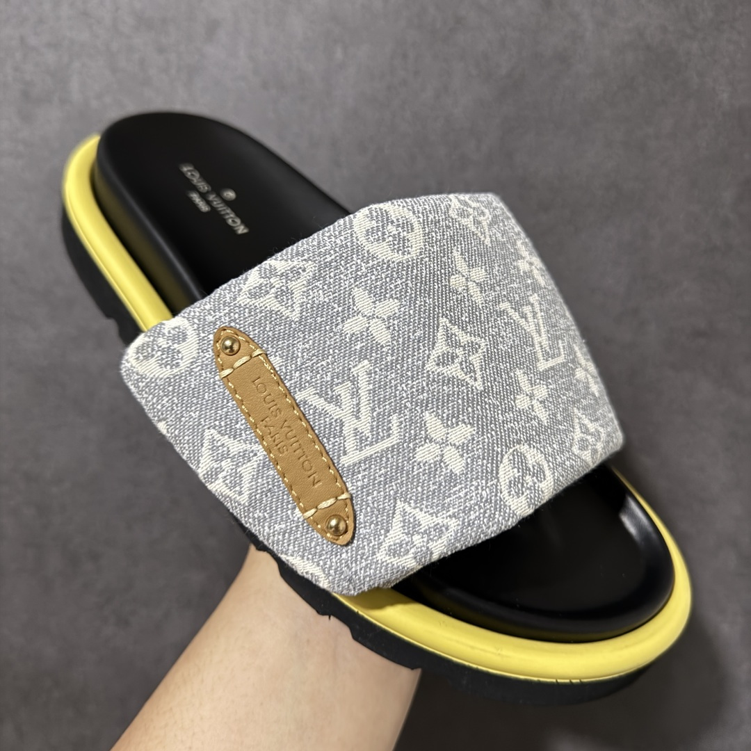 图片[3]-【纯原版】Louis Vuitton 路易威登 Pool Pillow Flat Comfort Mule LV凉拖 广东大厂出品 原楦原档案数据开发 正确工艺细节 原盒包装 区分低价 鞋面采用 Monogram 提花帆布，内里是皮革材质，鞋底为轻量化发泡材质，兼顾了舒适和耐用，超宽的 Monogram 老花魔术贴鞋面，搭配厚实的软垫和厚底，脚感像踩在枕头一样软，所以被大家俗称为 “枕头拖”。 尺码：35-44-莆田鞋