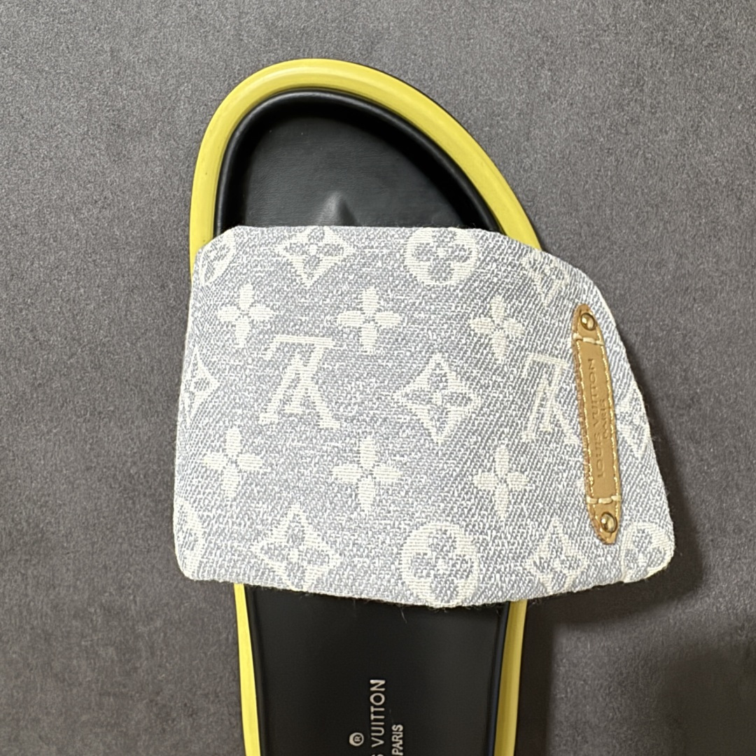 图片[5]-【纯原版】Louis Vuitton 路易威登 Pool Pillow Flat Comfort Mule LV凉拖 广东大厂出品 原楦原档案数据开发 正确工艺细节 原盒包装 区分低价 鞋面采用 Monogram 提花帆布，内里是皮革材质，鞋底为轻量化发泡材质，兼顾了舒适和耐用，超宽的 Monogram 老花魔术贴鞋面，搭配厚实的软垫和厚底，脚感像踩在枕头一样软，所以被大家俗称为 “枕头拖”。 尺码：35-44-莆田鞋