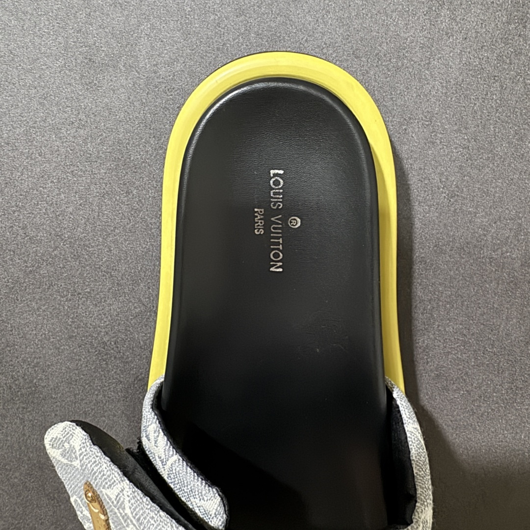 图片[6]-【纯原版】Louis Vuitton 路易威登 Pool Pillow Flat Comfort Mule LV凉拖 广东大厂出品 原楦原档案数据开发 正确工艺细节 原盒包装 区分低价 鞋面采用 Monogram 提花帆布，内里是皮革材质，鞋底为轻量化发泡材质，兼顾了舒适和耐用，超宽的 Monogram 老花魔术贴鞋面，搭配厚实的软垫和厚底，脚感像踩在枕头一样软，所以被大家俗称为 “枕头拖”。 尺码：35-44-莆田鞋