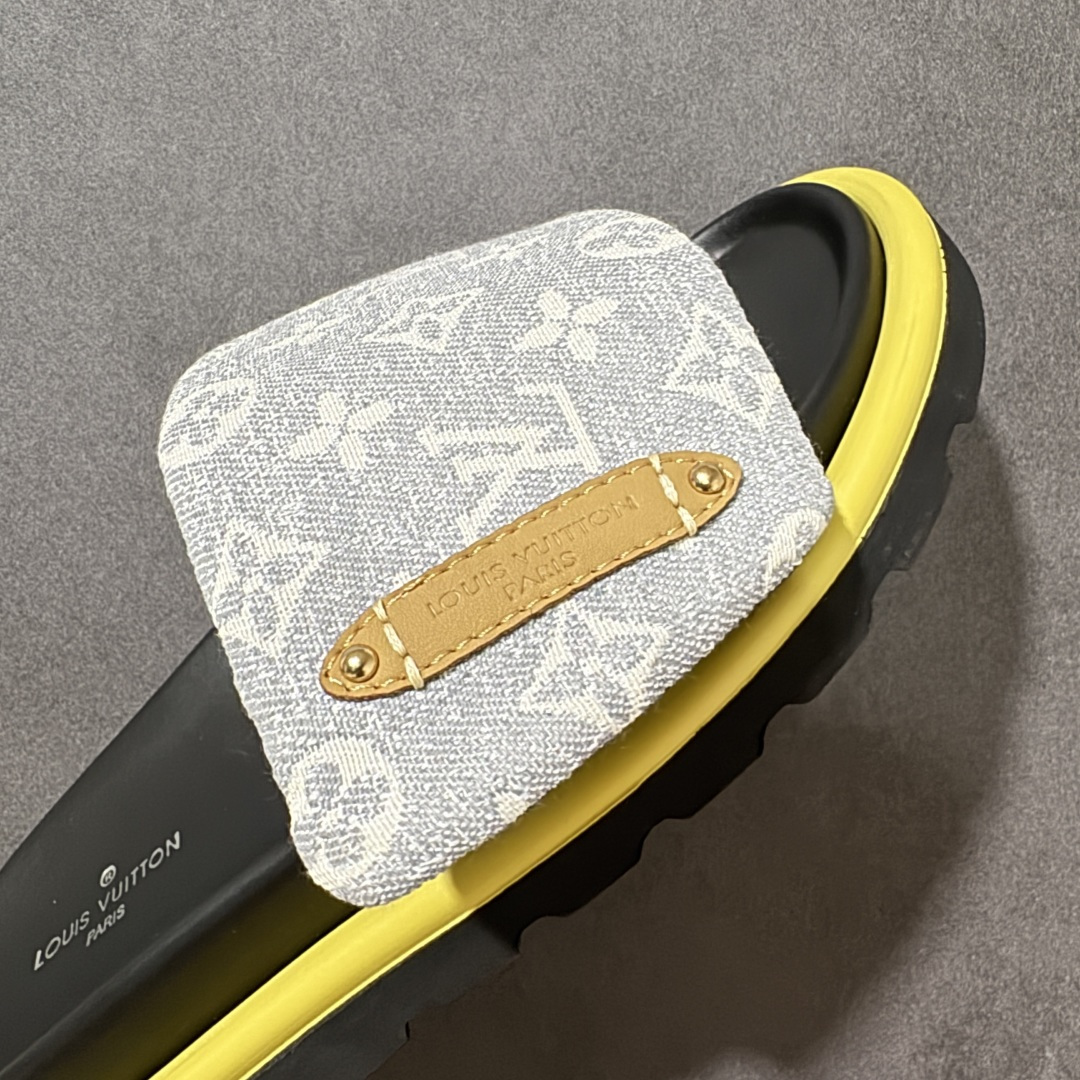 图片[8]-【纯原版】Louis Vuitton 路易威登 Pool Pillow Flat Comfort Mule LV凉拖 广东大厂出品 原楦原档案数据开发 正确工艺细节 原盒包装 区分低价 鞋面采用 Monogram 提花帆布，内里是皮革材质，鞋底为轻量化发泡材质，兼顾了舒适和耐用，超宽的 Monogram 老花魔术贴鞋面，搭配厚实的软垫和厚底，脚感像踩在枕头一样软，所以被大家俗称为 “枕头拖”。 尺码：35-44-莆田鞋