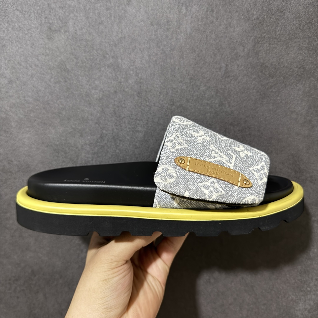 【纯原版】Louis Vuitton 路易威登 Pool Pillow Flat Comfort Mule LV凉拖 广东大厂出品 原楦原档案数据开发 正确工艺细节 原盒包装 区分低价 鞋面采用 Monogram 提花帆布，内里是皮革材质，鞋底为轻量化发泡材质，兼顾了舒适和耐用，超宽的 Monogram 老花魔术贴鞋面，搭配厚实的软垫和厚底，脚感像踩在枕头一样软，所以被大家俗称为 “枕头拖”。 尺码：35-44-莆田鞋