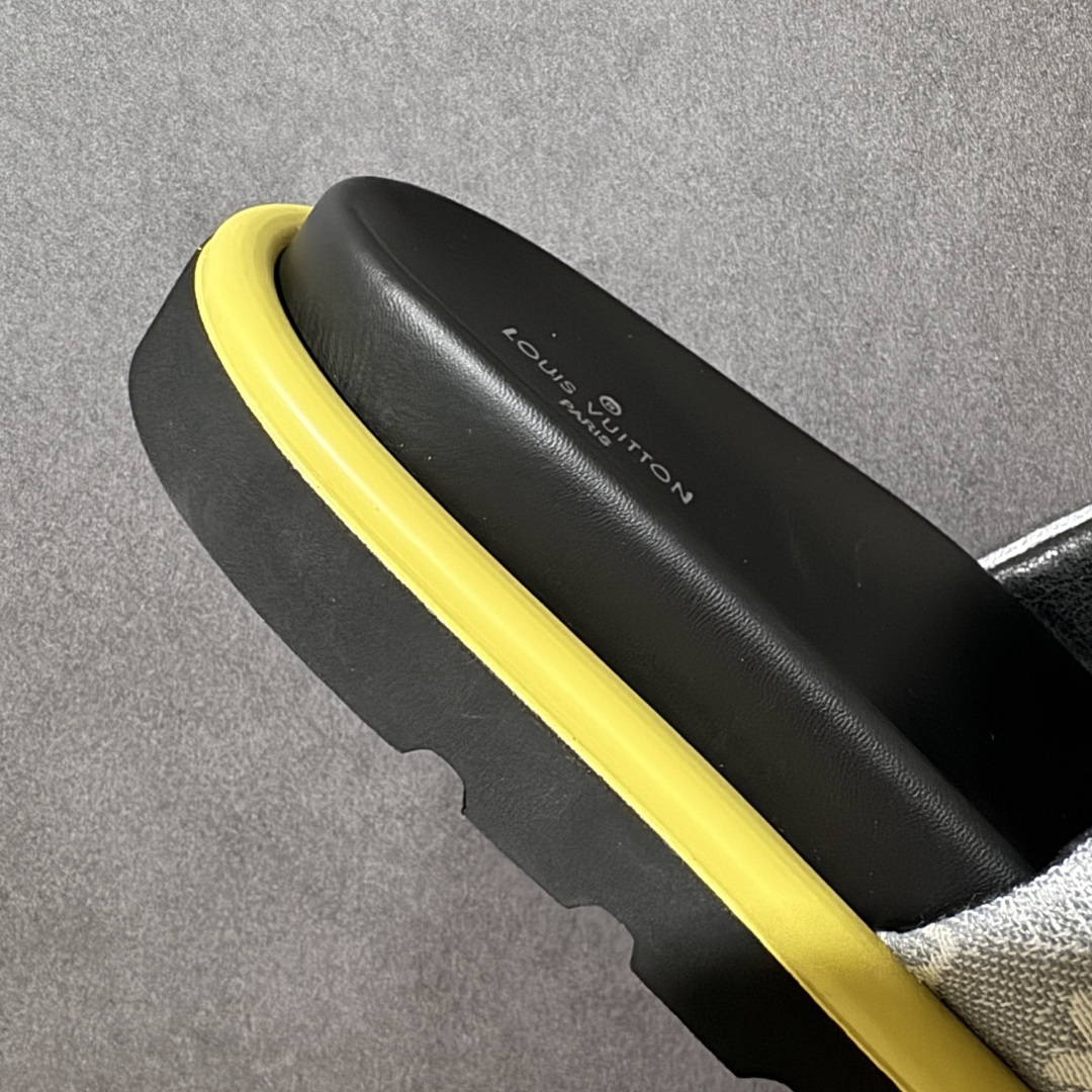 图片[7]-【纯原版】Louis Vuitton 路易威登 Pool Pillow Flat Comfort Mule LV凉拖 广东大厂出品 原楦原档案数据开发 正确工艺细节 原盒包装 区分低价 鞋面采用 Monogram 提花帆布，内里是皮革材质，鞋底为轻量化发泡材质，兼顾了舒适和耐用，超宽的 Monogram 老花魔术贴鞋面，搭配厚实的软垫和厚底，脚感像踩在枕头一样软，所以被大家俗称为 “枕头拖”。 尺码：35-44-莆田鞋