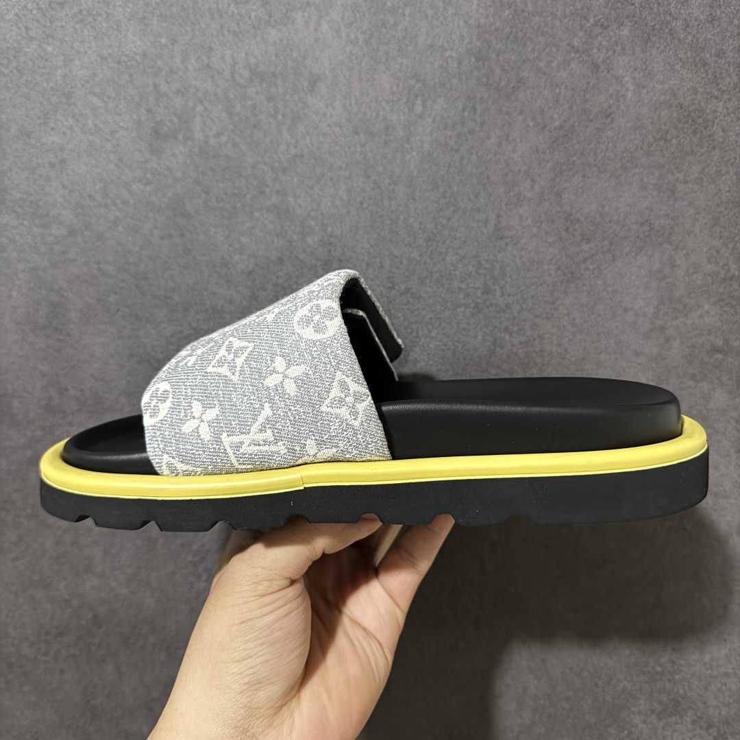 图片[2]-【纯原版】Louis Vuitton 路易威登 Pool Pillow Flat Comfort Mule LV凉拖 广东大厂出品 原楦原档案数据开发 正确工艺细节 原盒包装 区分低价 鞋面采用 Monogram 提花帆布，内里是皮革材质，鞋底为轻量化发泡材质，兼顾了舒适和耐用，超宽的 Monogram 老花魔术贴鞋面，搭配厚实的软垫和厚底，脚感像踩在枕头一样软，所以被大家俗称为 “枕头拖”。 尺码：35-44-莆田鞋