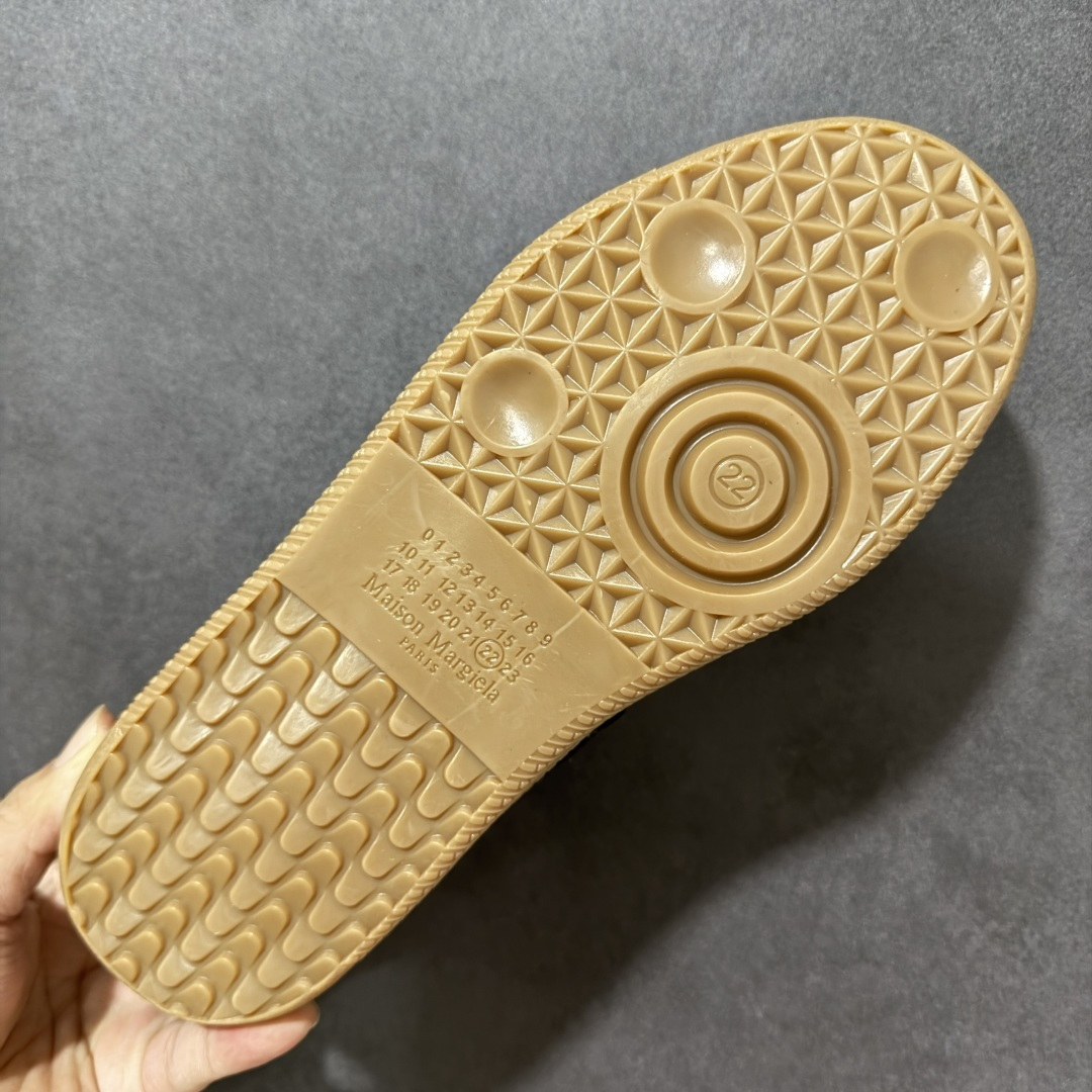 图片[9]-【公司级】Maison Margiela梅森马吉拉Replica 休闲低帮德训鞋 采用绒面和皮革拼接，橡胶底耐磨防滑，打造欧美时尚。该鞋款的外观设计走在时尚前沿，其独特的风格款式构成了品牌身份重要的一部分。 货号：S58WS0109 尺码： 35 36 37 38 39 40 41 42 43 44 45 46-莆田鞋