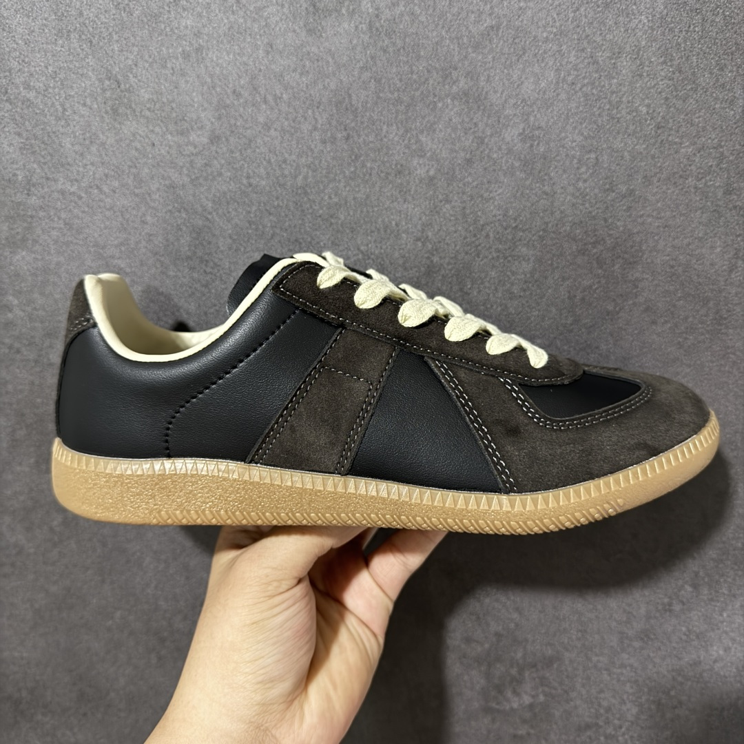 【公司级】Maison Margiela梅森马吉拉Replica 休闲低帮德训鞋 采用绒面和皮革拼接，橡胶底耐磨防滑，打造欧美时尚。该鞋款的外观设计走在时尚前沿，其独特的风格款式构成了品牌身份重要的一部分。 货号：S58WS0109 尺码： 35 36 37 38 39 40 41 42 43 44 45 46-莆田鞋