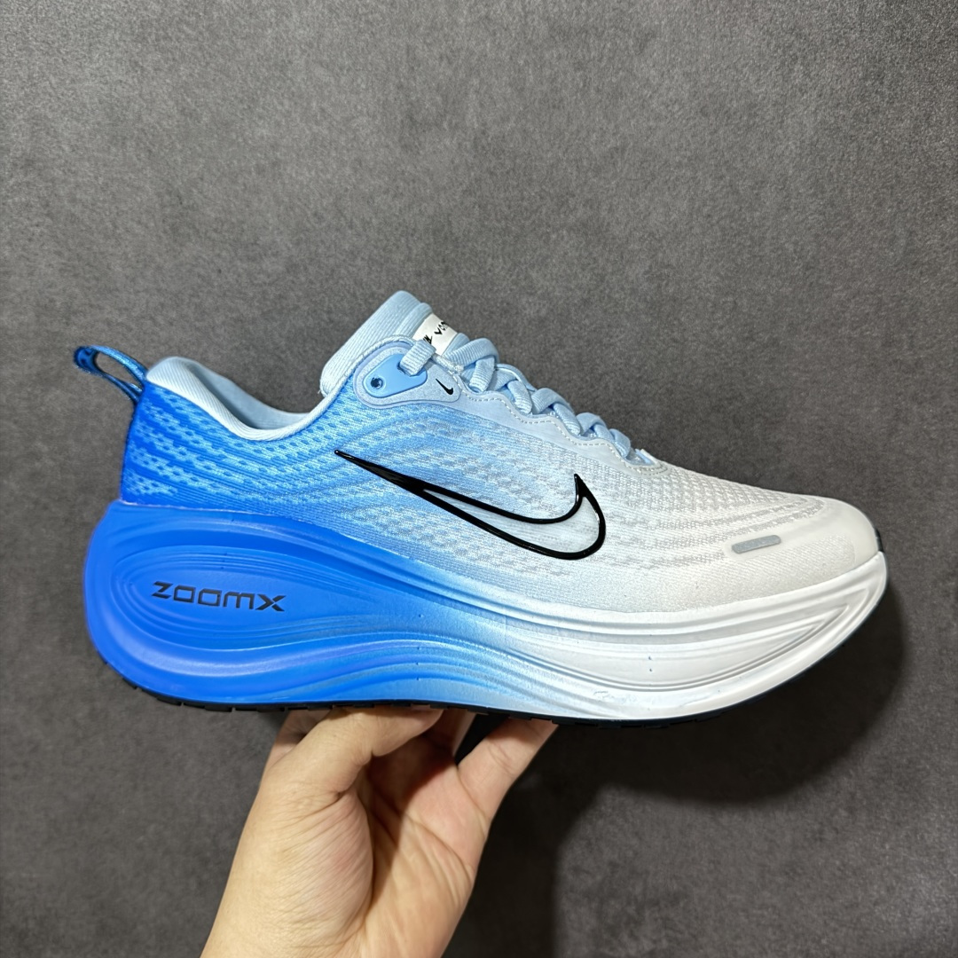 【公司级】Nike Vomero Plus 耐克 舒适减震防滑 低帮跑步鞋 全掌ReactX泡绵中底 前掌和后跟还配备了Air Zoom气垫单元 据说跑起来更快更舒适哦 这次最大的升级点 首次引入了ReactX泡绵 货号：IM2038-040 尺码：35 36 36.5 37.5 38 38.5 39 40 40.5 41 42 42.5 43 44 45 46 编码：FSB240250-选品中心