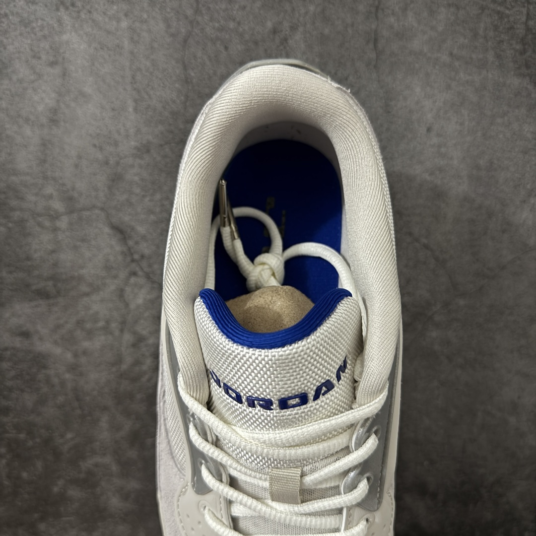 图片[8]-【纯原N版】Air Jordan Ultra Low \”Sail Gamma Grey\” 低帮 帆白蓝 乔丹篮球鞋系列 专业aj大厂出品 细节材料区别通货 清洁度到位 完美版型 鞋款大面积采用米白与奶油色为主调，营造出柔和且高级的视觉基底，辅以浅灰与淡卡其的过渡层次，让结构更显立体却不张扬。前掌标志性的经典大象爆裂纹则以偏暖的灰褐色呈现，更显低调细腻，与外底的浅棕色相呼应。后跟处半透明灰色气垫结构增加了一丝现代感，而鞋舌细节点缀的蓝色Jordan字样成为整双鞋中少有的跳色，为整体温和配色注入一抹恰到好处的活力。后跟处Jumpman Logo及Air以蓝色装扮，鞋头迷你Jumpxman Logo也辅以蓝色示人，最后以白黑双色中底搭配灰蓝色橡胶外底及Jordann字样完善整体设计收尾 货号：II3794-107 尺码：36 36.5 37.5 38 38.5 39 40 40.5 41 42 42.5 43 44 44.5 45-选品中心