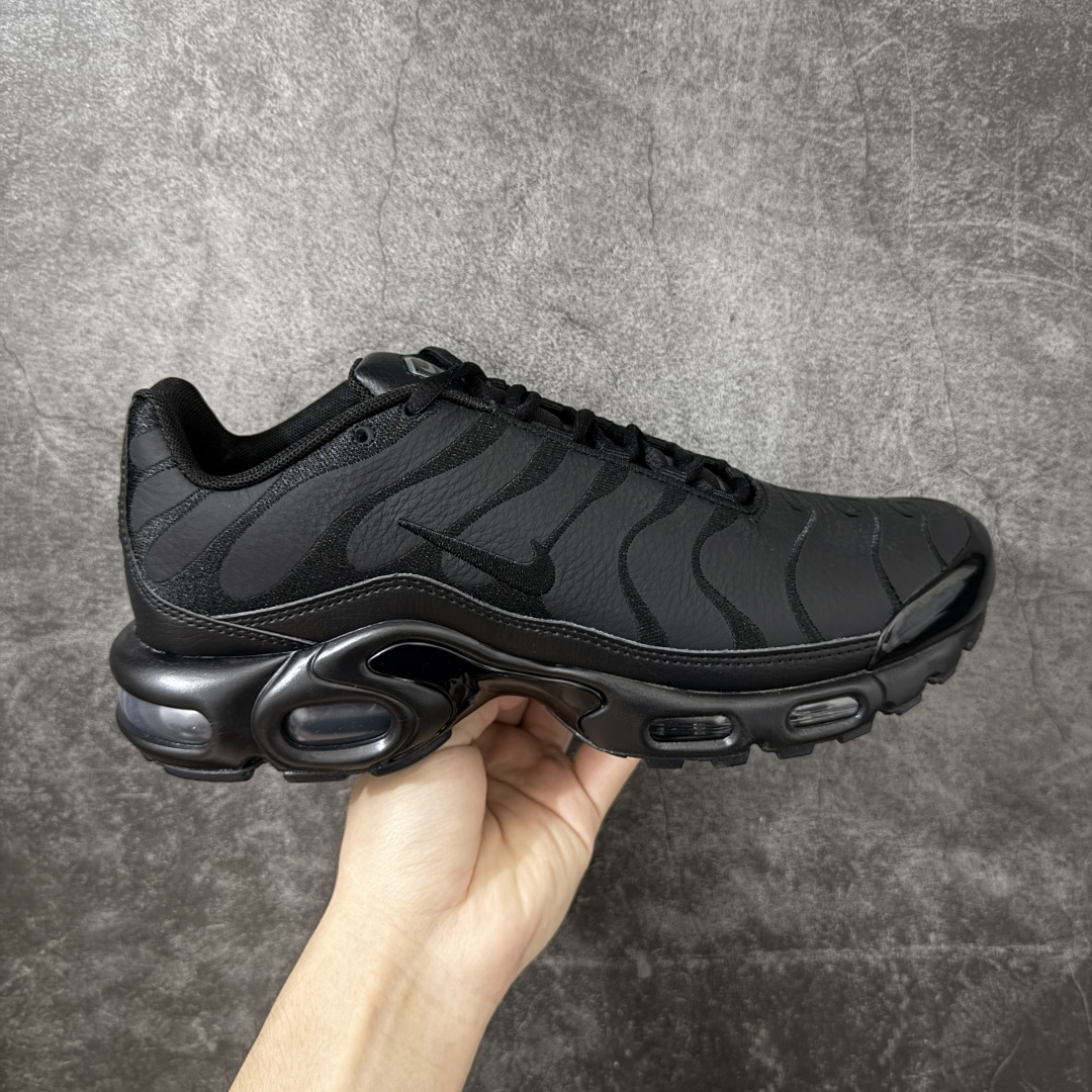 【Max纯原版】Nike Air Max Plus TN气垫系列跑鞋 全新一比一高端版本 真正的市场T1品质 更多配色陆续出货 真正的用心研发 一点一点抠出来的 品质 品控细节 随便闭眼对比市场任何版本 全套原纸板楦头开发 完美呈现版型 工艺流程均与原鞋保持一致 Turned Air 中底缓震技术 鞋面弧度与大底弧度一致 鞋头正确TPU材质 鞋面高频TPU材质1.0厚度 原鞋一致层次感 超越公司货的品控标准 多道QC质检 货号：AJ2029-001 尺码：36 36.5 37.5 38 38.5 39 40 40.5 41 42 42.5 43 44 44.5 45 46-莆田鞋
