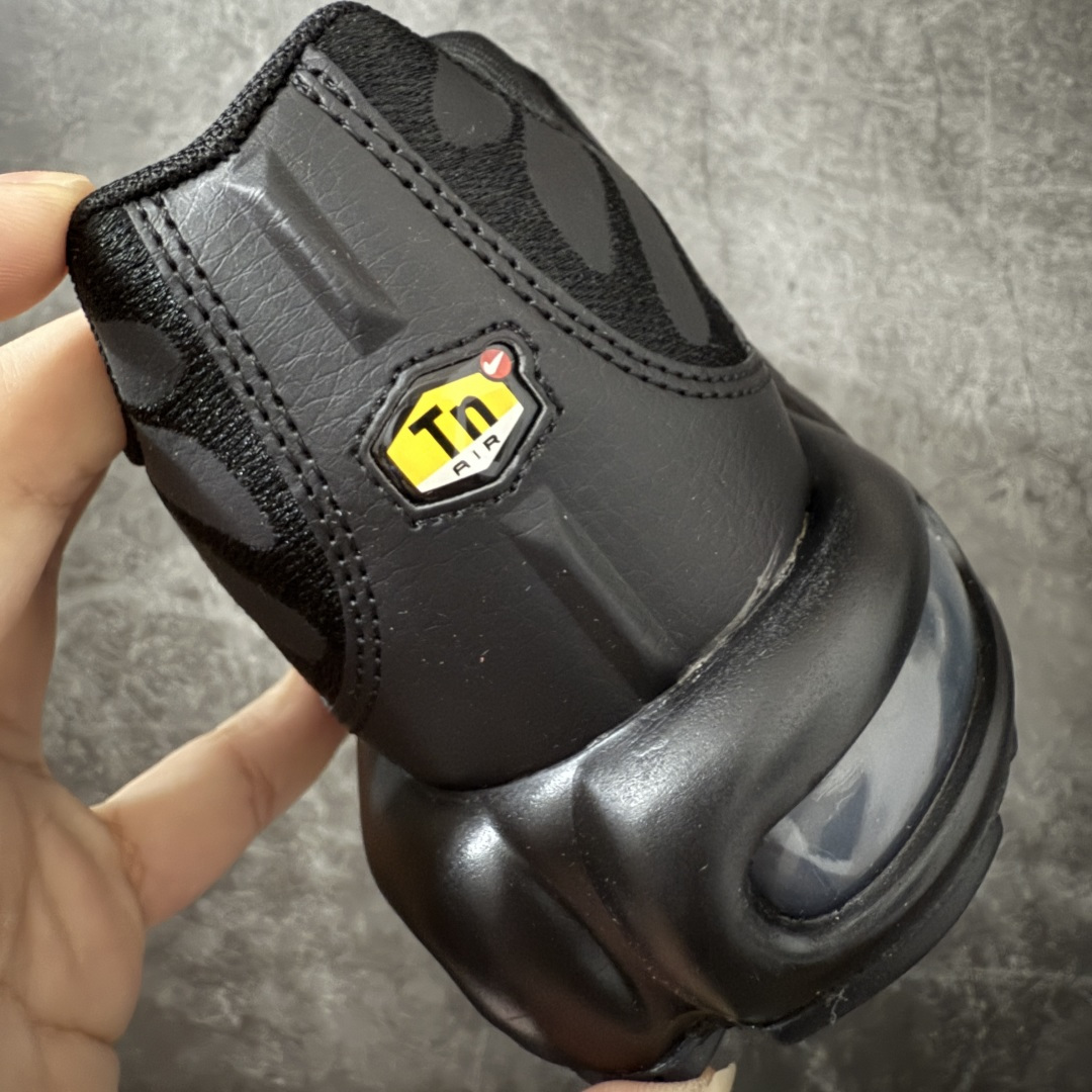 图片[2]-【Max纯原版】Nike Air Max Plus TN气垫系列跑鞋 全新一比一高端版本 真正的市场T1品质 更多配色陆续出货 真正的用心研发 一点一点抠出来的 品质 品控细节 随便闭眼对比市场任何版本 全套原纸板楦头开发 完美呈现版型 工艺流程均与原鞋保持一致 Turned Air 中底缓震技术 鞋面弧度与大底弧度一致 鞋头正确TPU材质 鞋面高频TPU材质1.0厚度 原鞋一致层次感 超越公司货的品控标准 多道QC质检 货号：AJ2029-001 尺码：36 36.5 37.5 38 38.5 39 40 40.5 41 42 42.5 43 44 44.5 45 46-莆田鞋