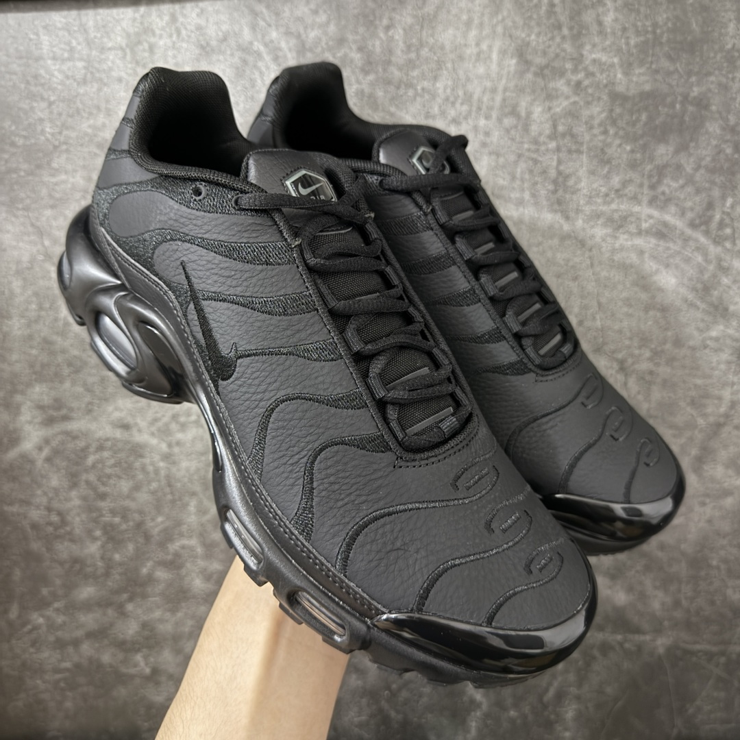 【Max纯原版】Nike Air Max Plus TN气垫系列跑鞋 全新一比一高端版本 真正的市场T1品质 更多配色陆续出货 真正的用心研发 一点一点抠出来的 品质 品控细节 随便闭眼对比市场任何版本 全套原纸板楦头开发 完美呈现版型 工艺流程均与原鞋保持一致 Turned Air 中底缓震技术 鞋面弧度与大底弧度一致 鞋头正确TPU材质 鞋面高频TPU材质1.0厚度 原鞋一致层次感 超越公司货的品控标准 多道QC质检 货号：AJ2029-001 尺码：36 36.5 37.5 38 38.5 39 40 40.5 41 42 42.5 43 44 44.5 45 46-选品中心