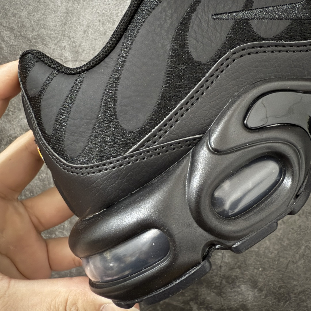 图片[3]-【Max纯原版】Nike Air Max Plus TN气垫系列跑鞋 全新一比一高端版本 真正的市场T1品质 更多配色陆续出货 真正的用心研发 一点一点抠出来的 品质 品控细节 随便闭眼对比市场任何版本 全套原纸板楦头开发 完美呈现版型 工艺流程均与原鞋保持一致 Turned Air 中底缓震技术 鞋面弧度与大底弧度一致 鞋头正确TPU材质 鞋面高频TPU材质1.0厚度 原鞋一致层次感 超越公司货的品控标准 多道QC质检 货号：AJ2029-001 尺码：36 36.5 37.5 38 38.5 39 40 40.5 41 42 42.5 43 44 44.5 45 46-莆田鞋