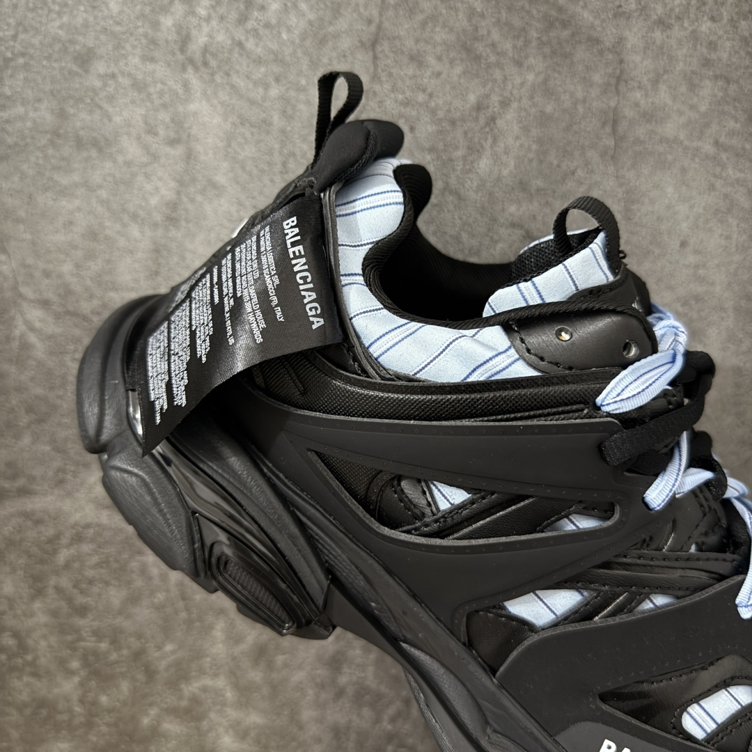 图片[7]-【OK版本】BALENCIAGA Track 3.0 巴黎世家三代复古老爹鞋 全套原纸板楦头开发 最原汁原味的灵魂版型 全鞋荧光划线卡点 胶水把控整洁度追求极致完美 每一双都是工艺品 多重QC质检 超越公司货的品控标准 实实在在的免检产品 原盒原配 正确字体电绣 粗细、位置、大小正确 侧边TPU 透气孔匹配意产原版 正确气垫分离大底 TPU软底 原版一致大底LOGO 立体感十足 原厂皮料水洗做旧 采购原厂网纱 该款鞋采用网眼布和尼龙制成 不含皮革 鞋舌饰有Track.2橡胶品牌标识 外侧饰有橡胶品牌标识 泡沫后帮压印品牌标识 外底正面压印BB标识 由176块饰片拼接而成的铰接式鞋面 侧面配金属质感网眼布 内面配有额外金属光泽饰件 包含1副鞋带和1副备用鞋带 后帮配有拉环鞋提 动态鞋底设计 为双脚带来后续的助力 正常尺码 尺码：35 36 37 38 39 40 41 42 43 44 45 46-选品中心