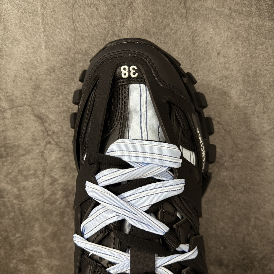 图片[5]-【OK版本】BALENCIAGA Track 3.0 巴黎世家三代复古老爹鞋 全套原纸板楦头开发 最原汁原味的灵魂版型 全鞋荧光划线卡点 胶水把控整洁度追求极致完美 每一双都是工艺品 多重QC质检 超越公司货的品控标准 实实在在的免检产品 原盒原配 正确字体电绣 粗细、位置、大小正确 侧边TPU 透气孔匹配意产原版 正确气垫分离大底 TPU软底 原版一致大底LOGO 立体感十足 原厂皮料水洗做旧 采购原厂网纱 该款鞋采用网眼布和尼龙制成 不含皮革 鞋舌饰有Track.2橡胶品牌标识 外侧饰有橡胶品牌标识 泡沫后帮压印品牌标识 外底正面压印BB标识 由176块饰片拼接而成的铰接式鞋面 侧面配金属质感网眼布 内面配有额外金属光泽饰件 包含1副鞋带和1副备用鞋带 后帮配有拉环鞋提 动态鞋底设计 为双脚带来后续的助力 正常尺码 尺码：35 36 37 38 39 40 41 42 43 44 45 46-选品中心